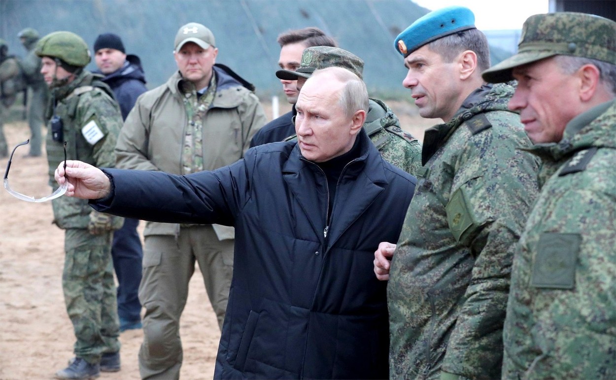 Ryazan, Russia. 20 October, 2022. Russian President Vladimir Putin watches military training with Deputy Commander of the Airborne Troops Major General Anatoly Kontsevoy, center right, during a visit to the Western Military District training area for mobi