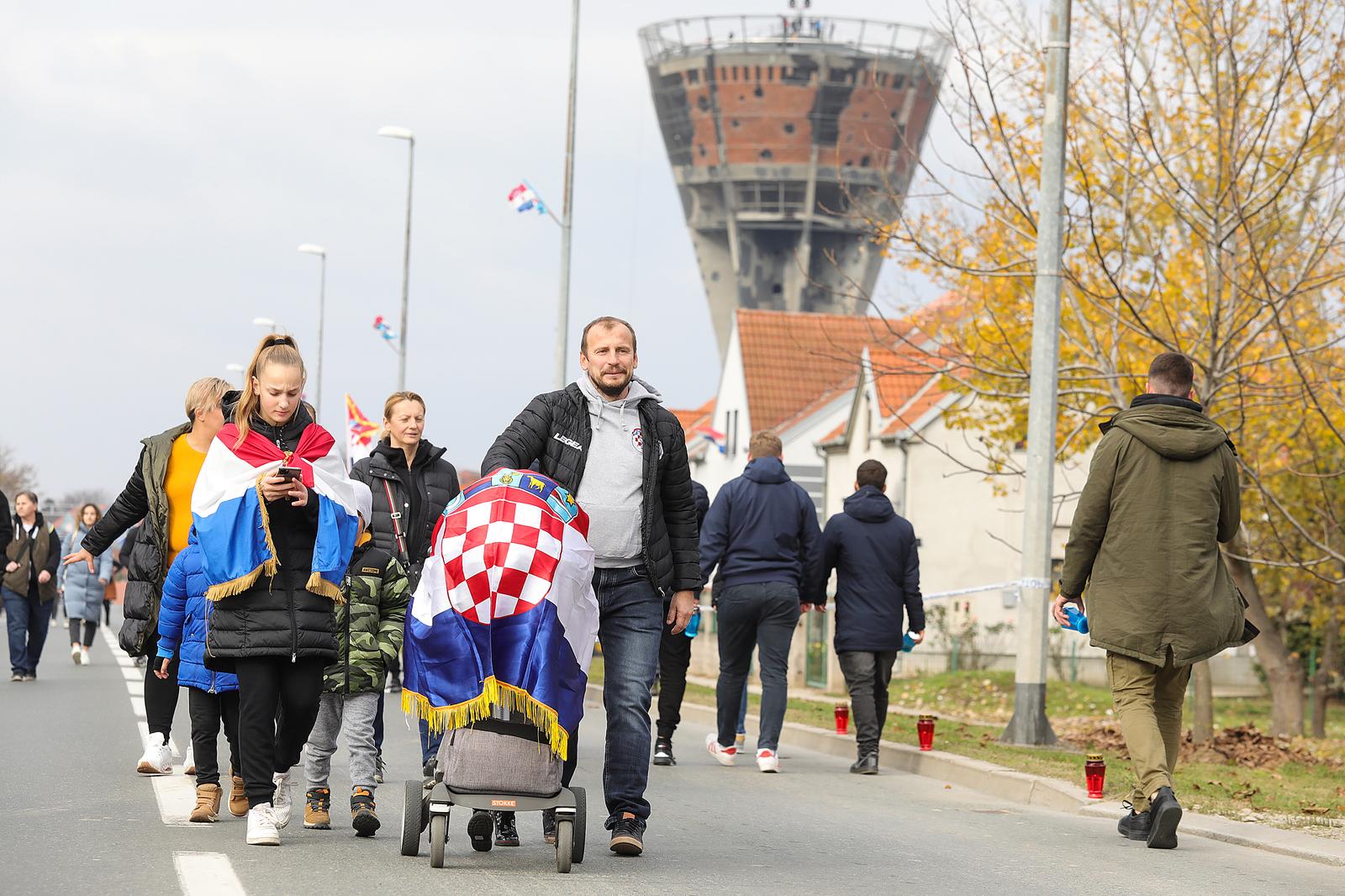 Kolona sjećanja krenula je prema Memorijalnom groblju hrvatskih branitelja iz Domovinskog rata