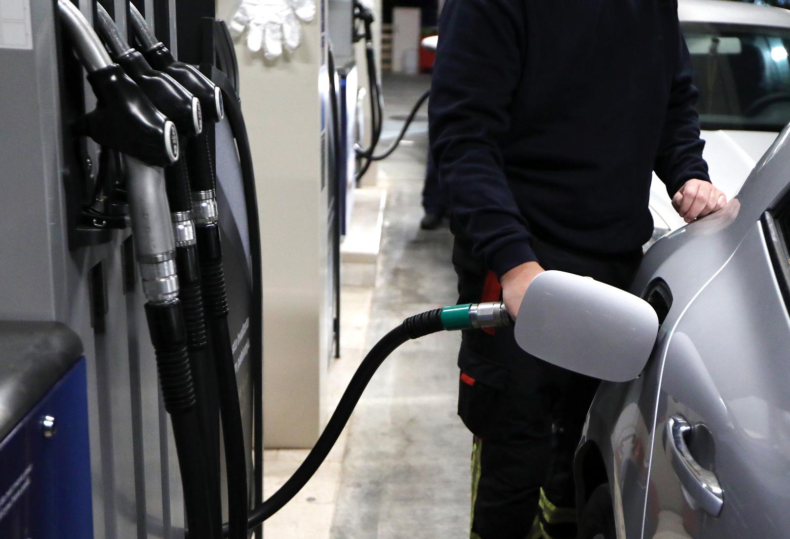 Gužve na benzinskim postajama uoči sutrašnjeg porasta cijena goriva