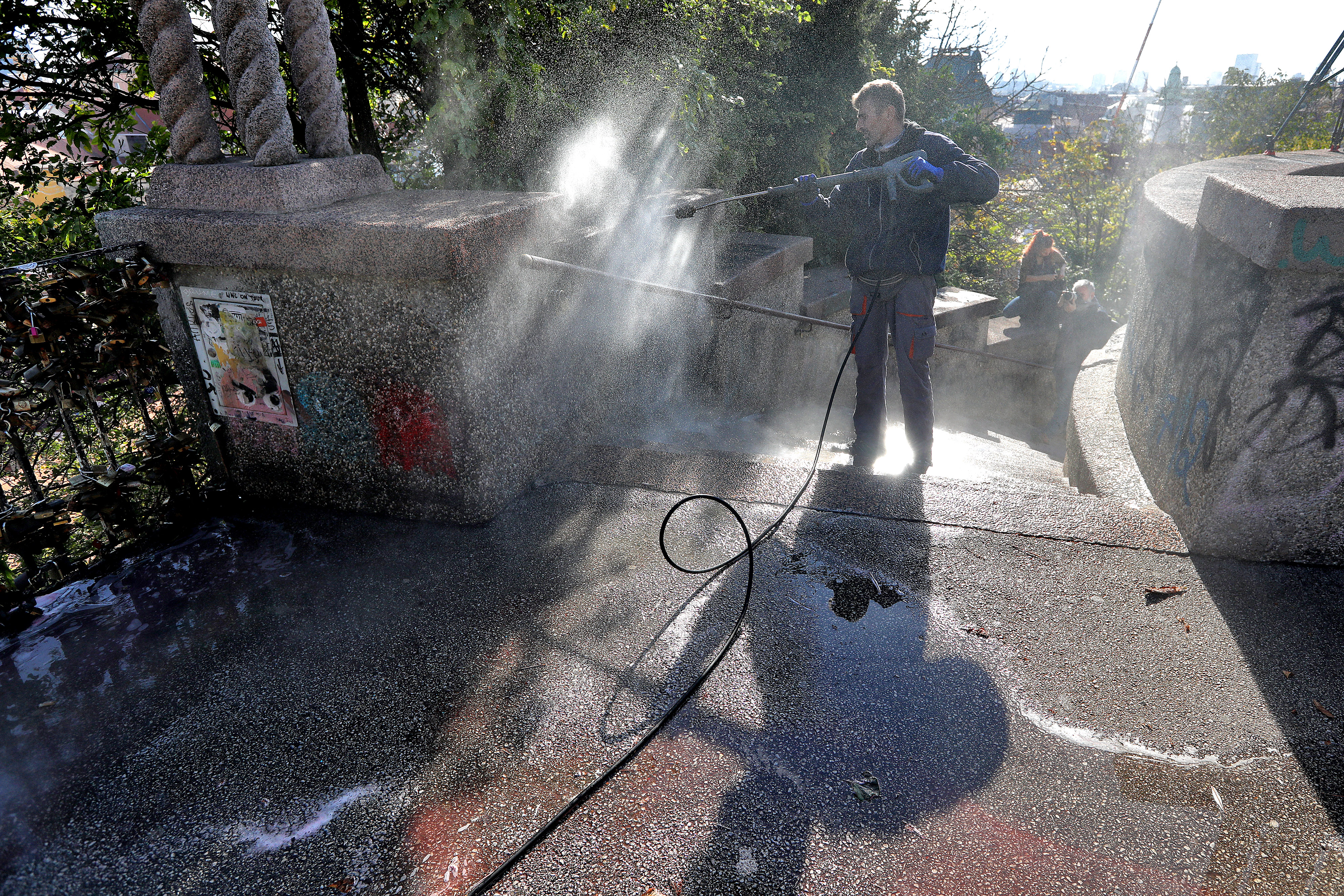 Zagreb: Počelo uklanjanje grafita na Zakmardijevim stubama