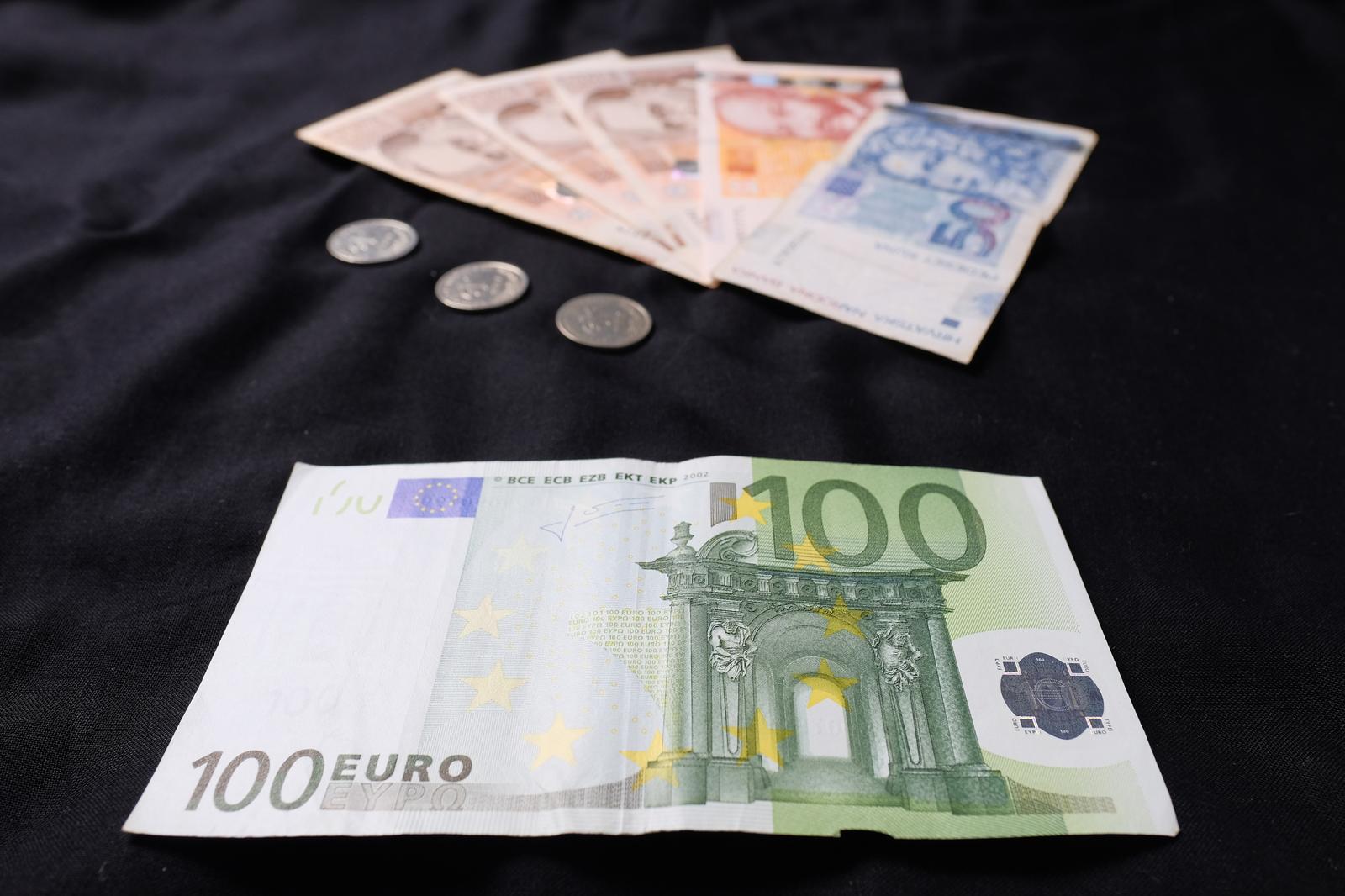 Kuna će biti zamijenjena eurom po fiksnom tečaju konverzije koji iznosi 7,53450 kuna za 1 euro