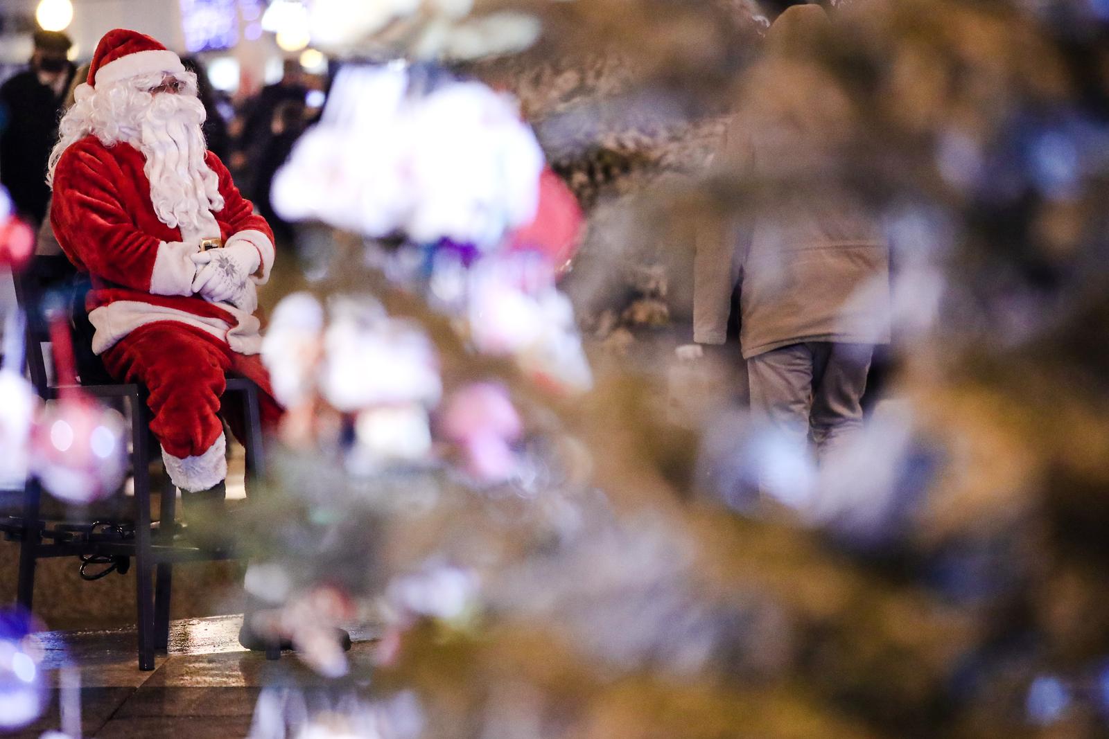 Zagreb: Večernja blagdanska atmosfera na glavnom gradskom trgu