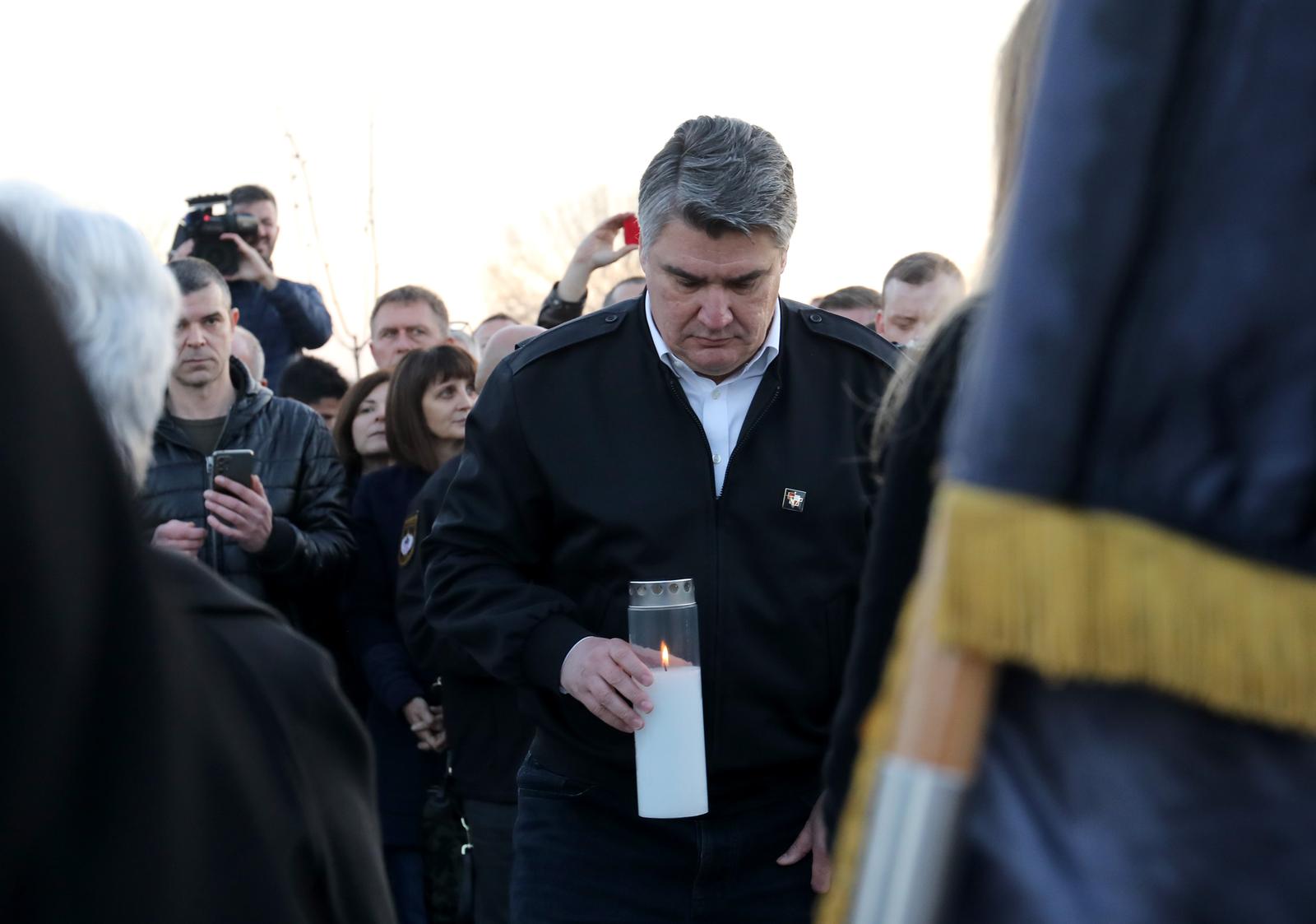 Vukovar: Održana ceremonija otkrivanju spomenika koji je posvećen Kati Šojić i sinovima