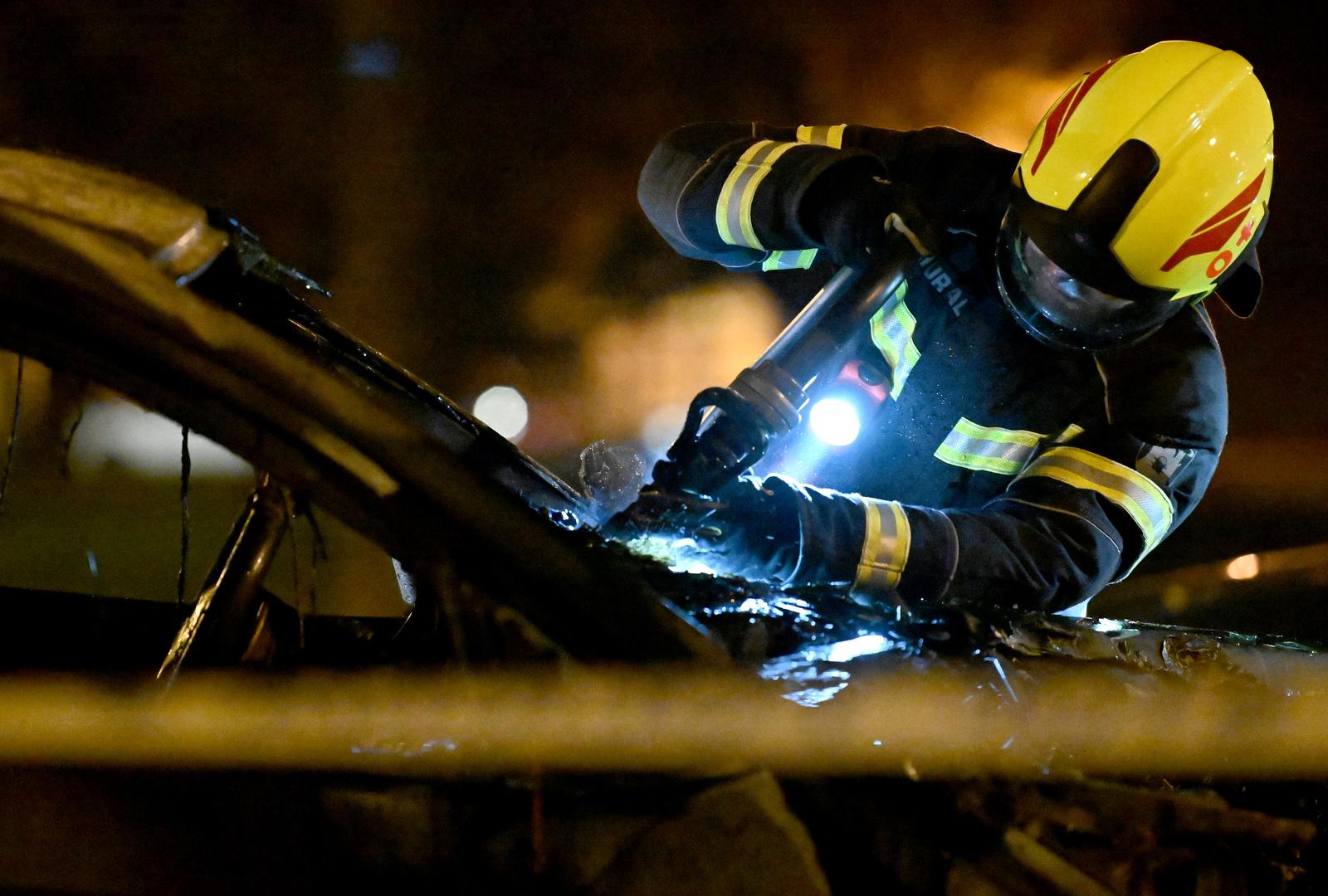 Zagreb: Vatrogasci ugasili požar automobila u Travnom, čula se i eksplozija