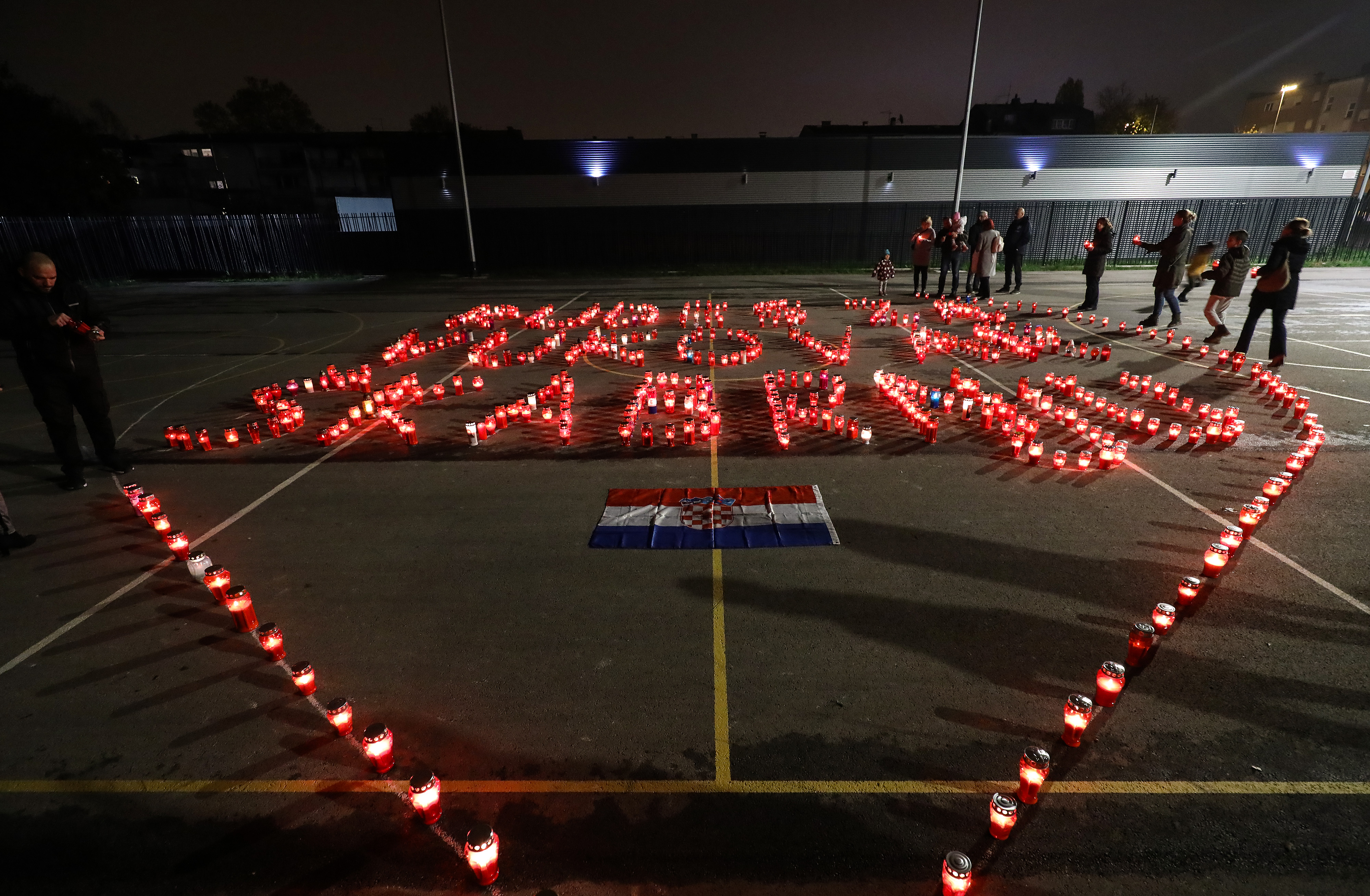 Zagreb: Sveta misa na igralištu škole u Rudešu povodom akcije "Svijeća za Vukovar"