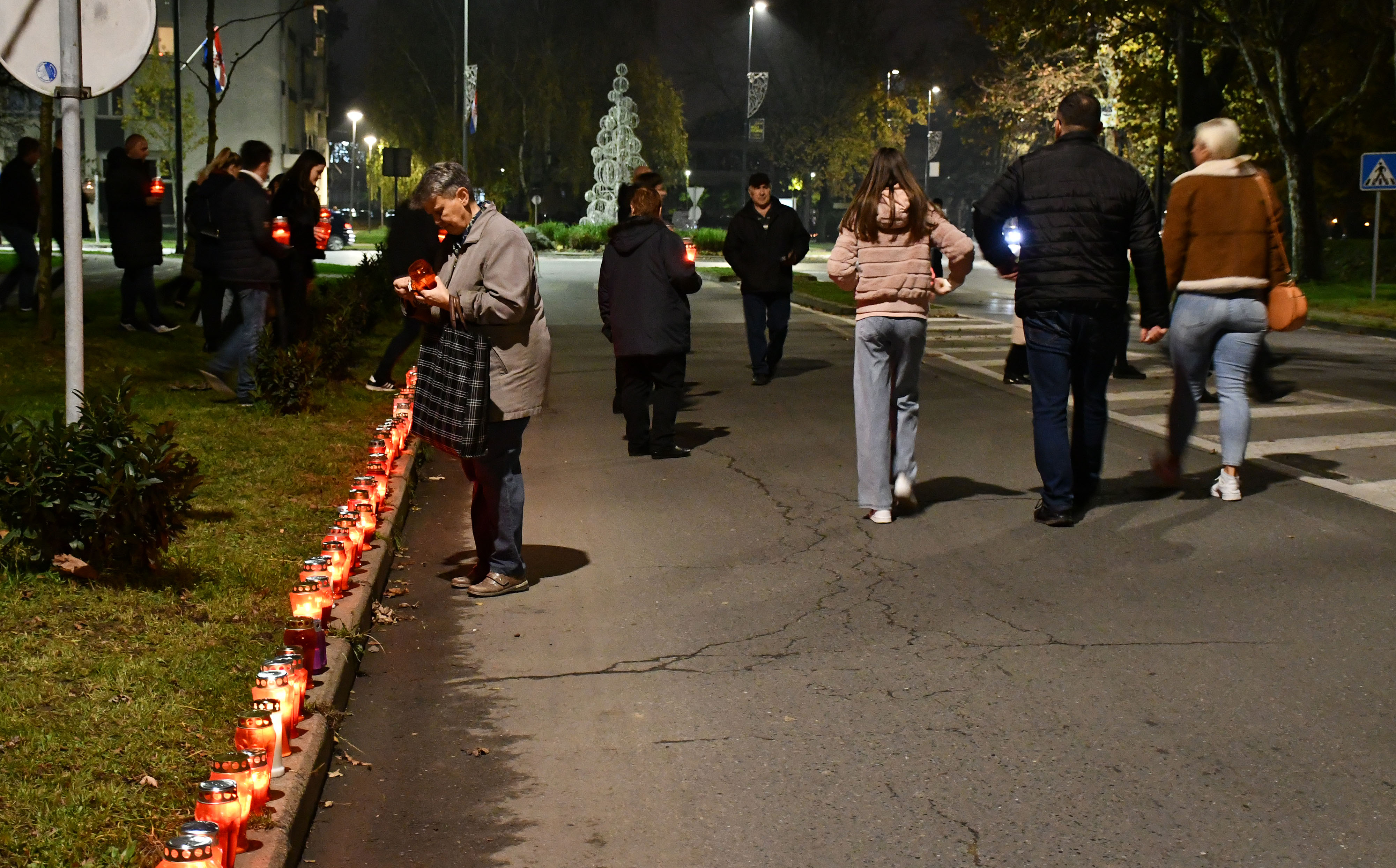 Slavonski Brod: Povodom Dana sjećanja na žrtvu Vukovara i Škabrnje upaljeni lampioni duž Vukovarske ulice