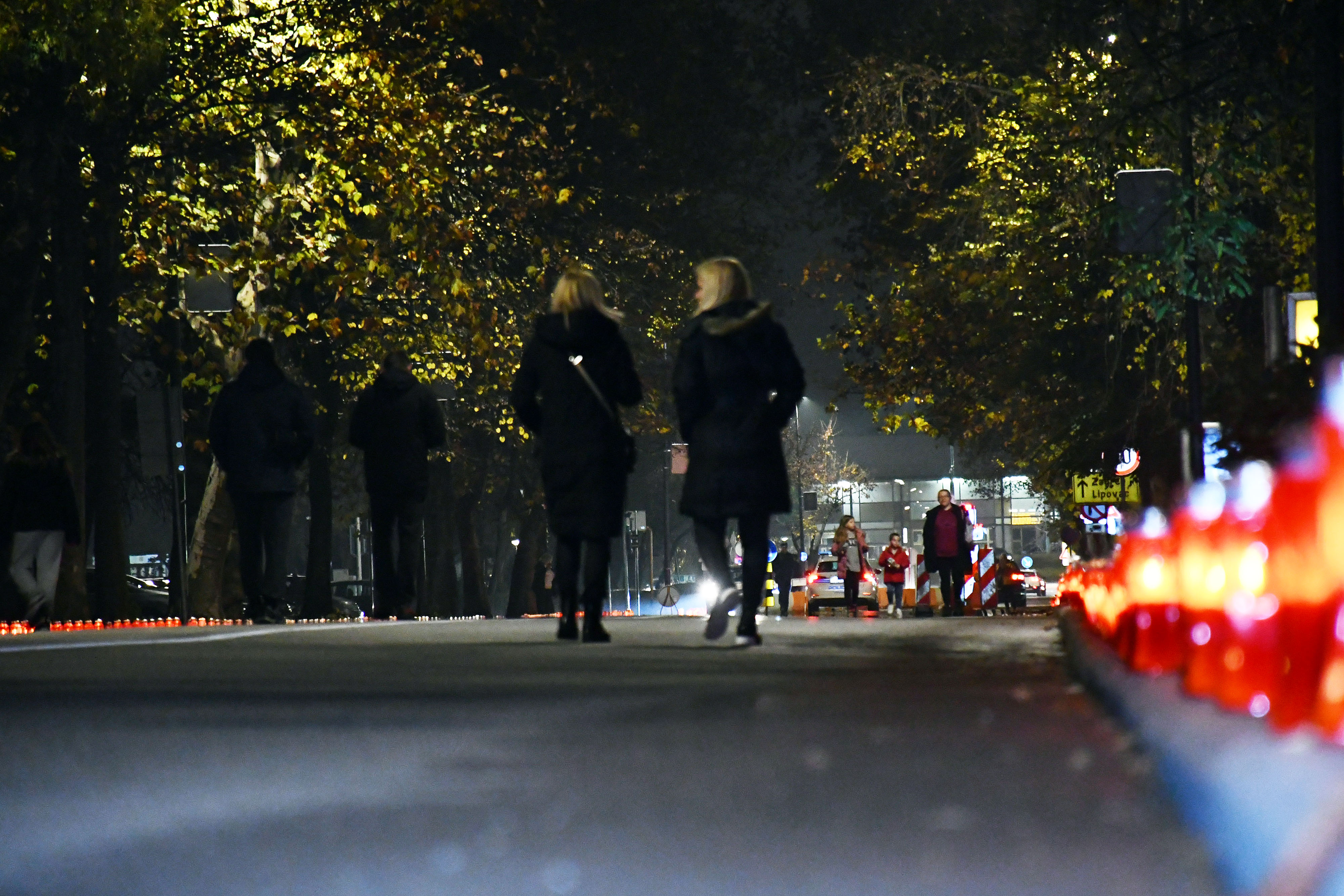 Slavonski Brod: Povodom Dana sjećanja na žrtvu Vukovara i Škabrnje upaljeni lampioni duž Vukovarske ulice