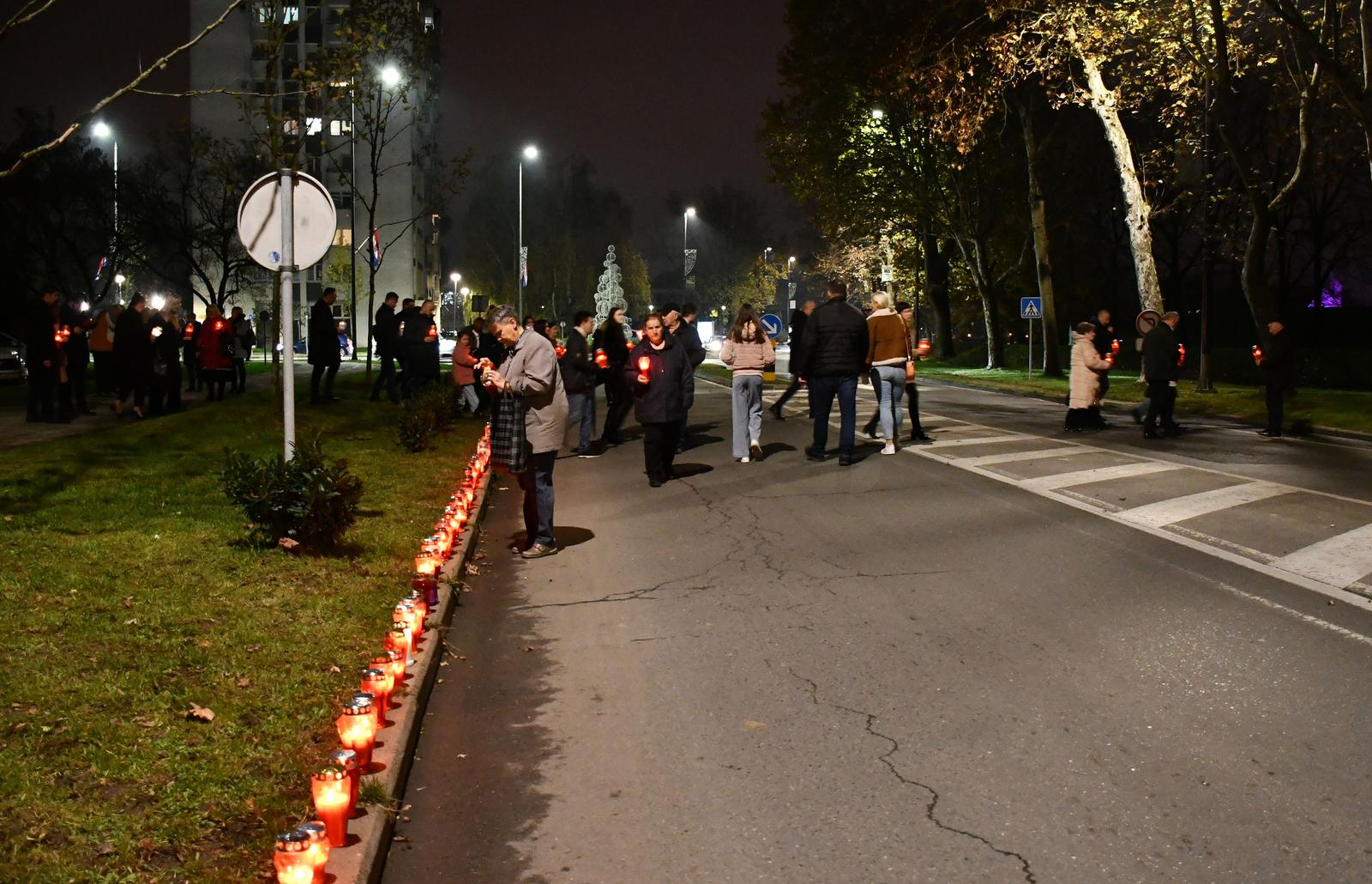 Slavonski Brod: Povodom Dana sjećanja na žrtvu Vukovara i Škabrnje upaljeni lampioni duž Vukovarske ulice
