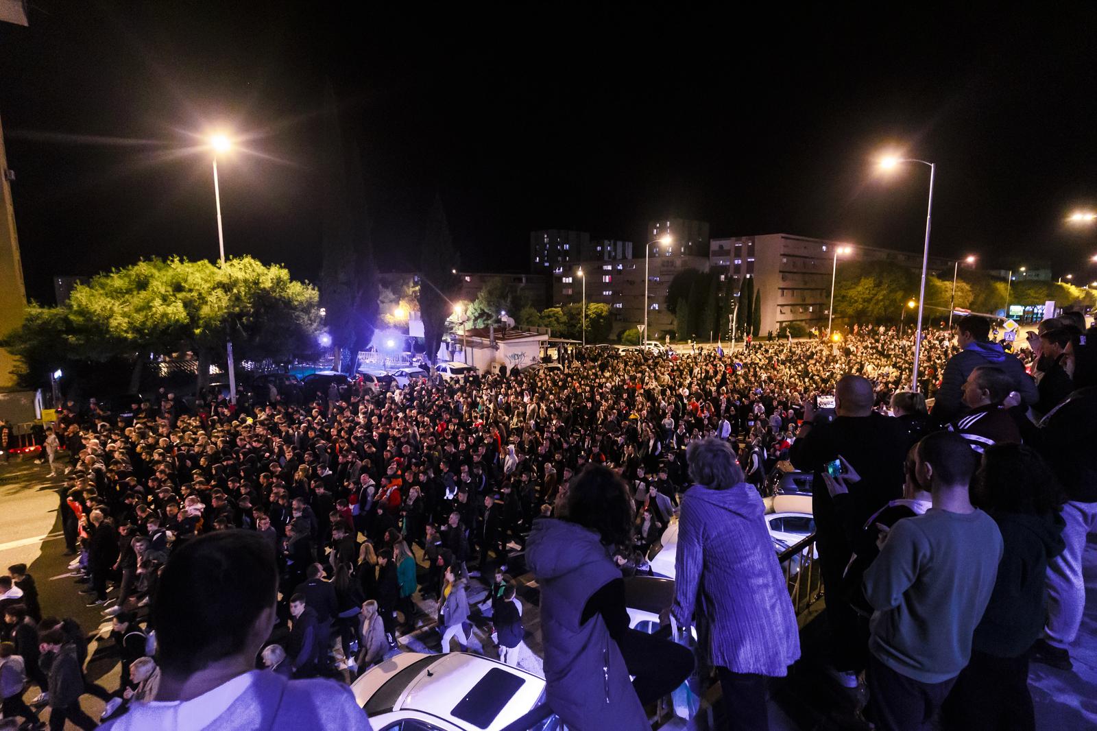 Split: Održan mimohod Torcide Vukovarskom ulicom u čast žrtvama Vukovara i Škabrnje