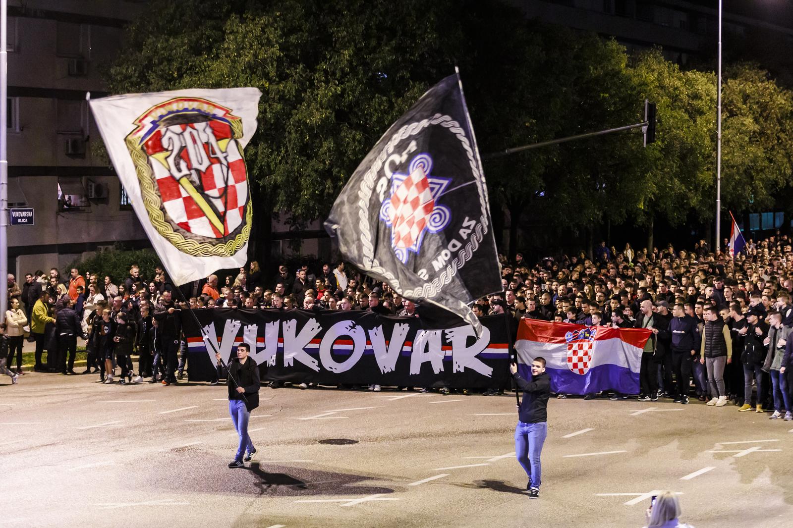 Split: Održan mimohod Torcide Vukovarskom ulicom u čast žrtvama Vukovara i Škabrnje