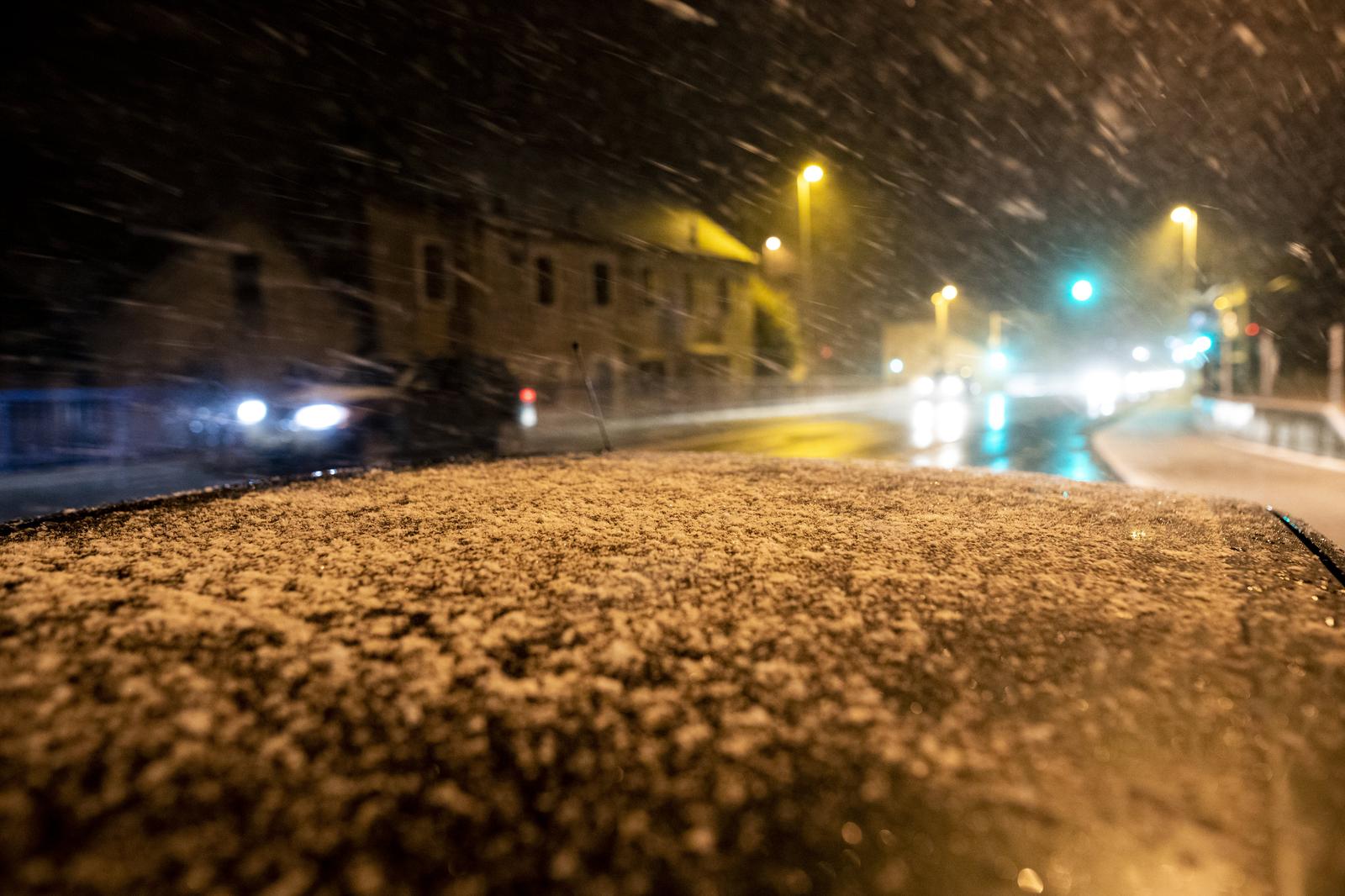 Dicmo: Snijeg zabijelio automobile i ceste