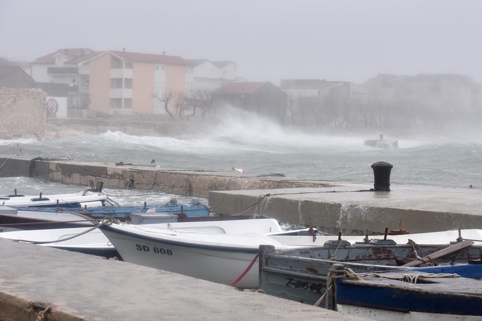 Zadar: Orkanska bura stvara poteko?e u cestovnom i pomorskom prometu