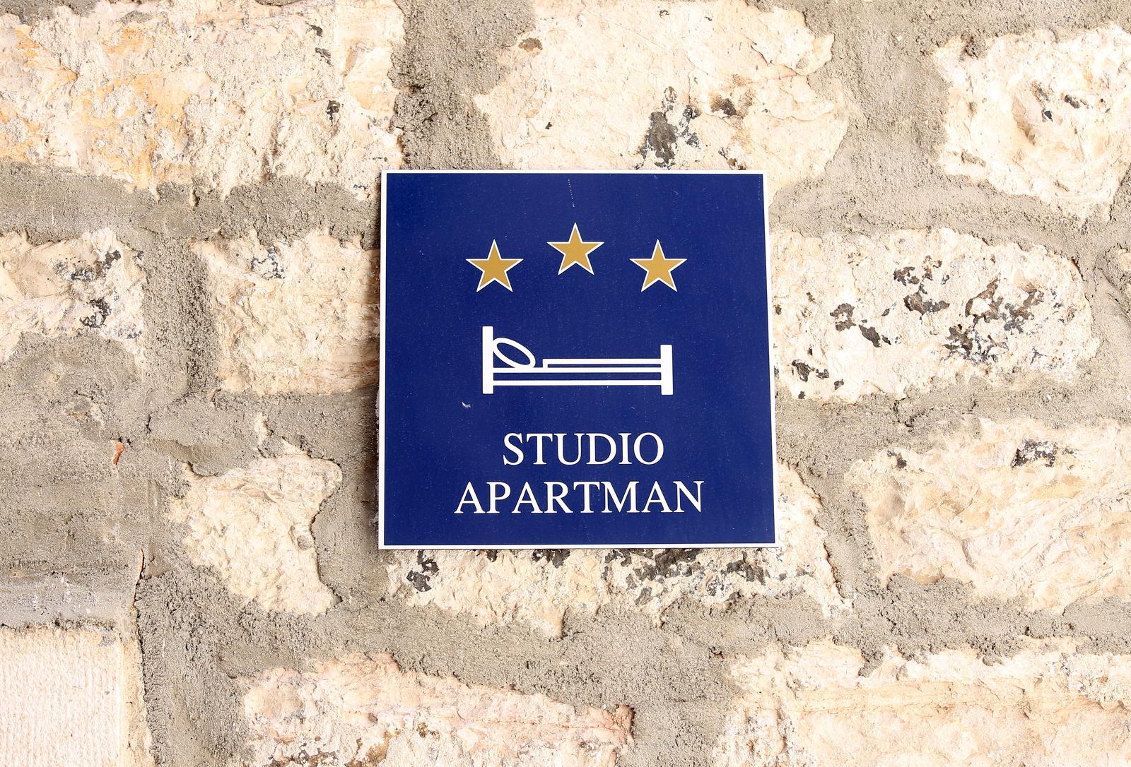 Turisti?ke table s natpisom apartmana