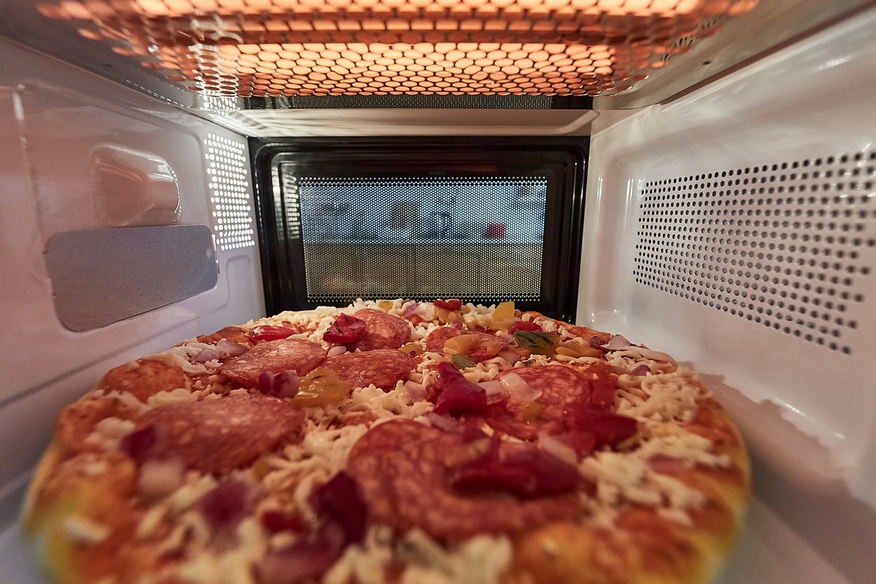 Heating pizza in a microwave oven