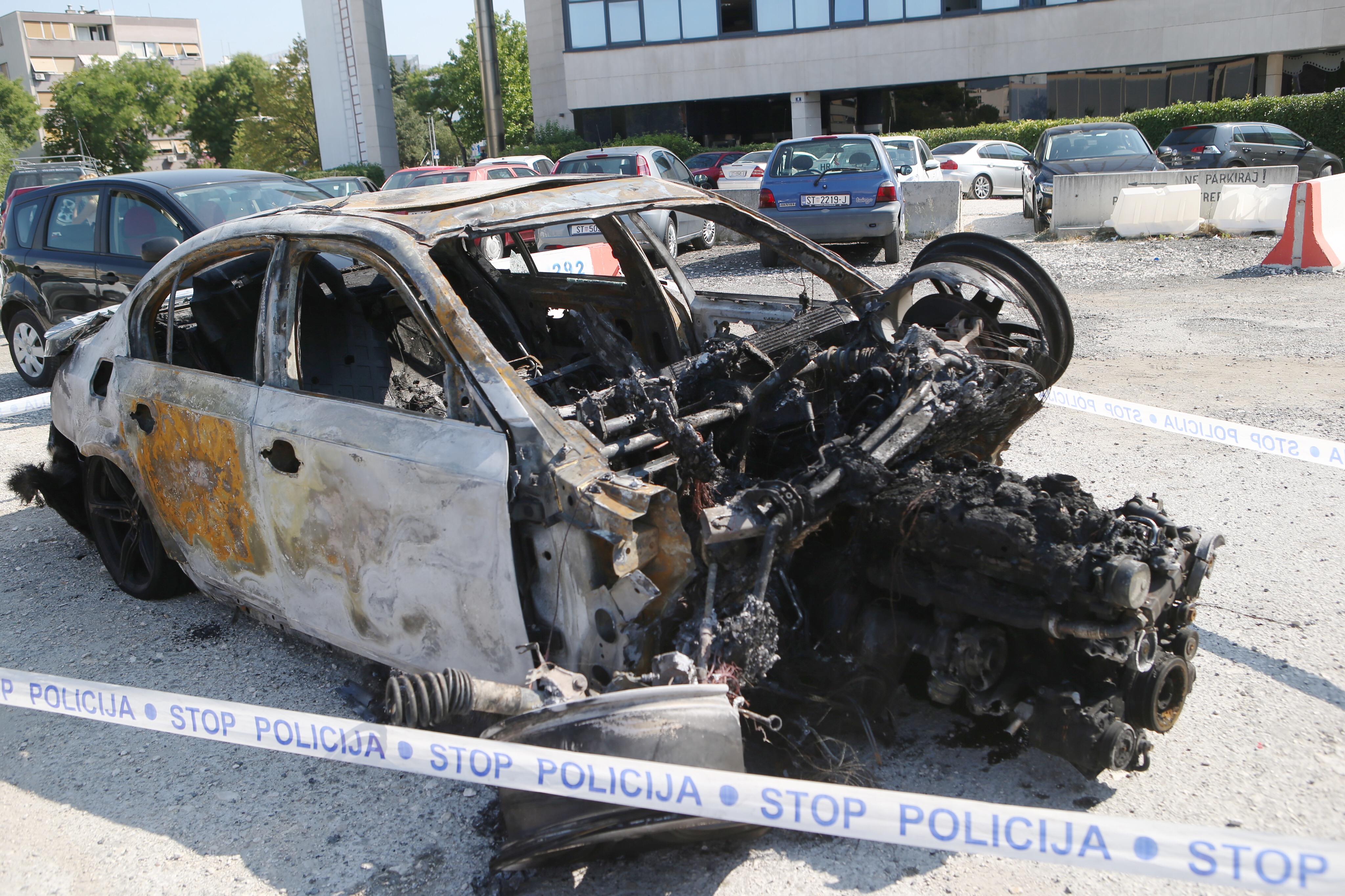 Split: Izgoreni BMW na parkiralištu pored zgrade PU Splitsko-dalmatinske