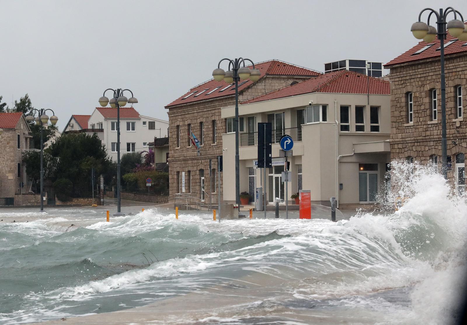 Vodice: Olujno jugo bacalo valove na rivu