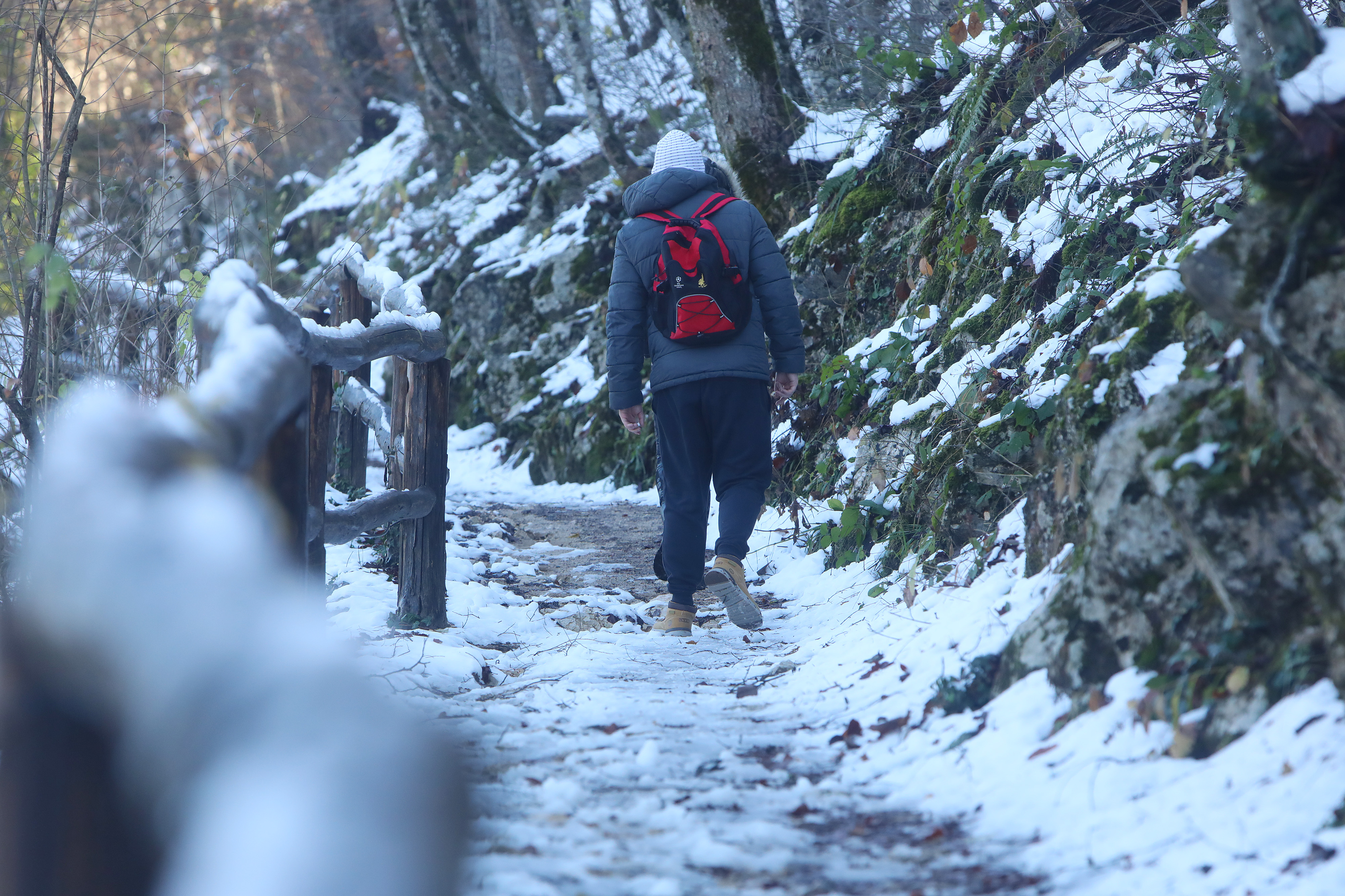 Jesenska idila na Plitvicama gdje je pao i snijeg