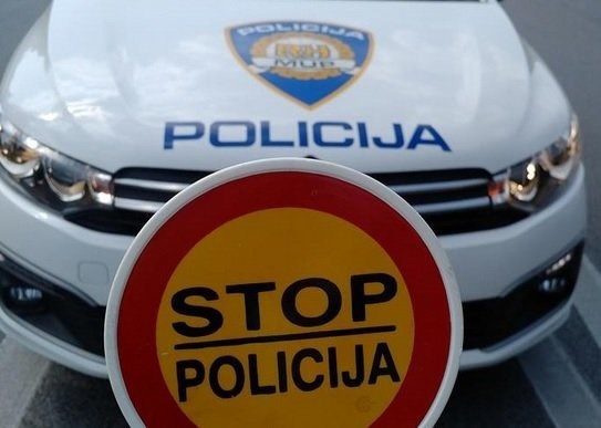 Stop policija, znak stop, policijski auto, policijsko vozilo