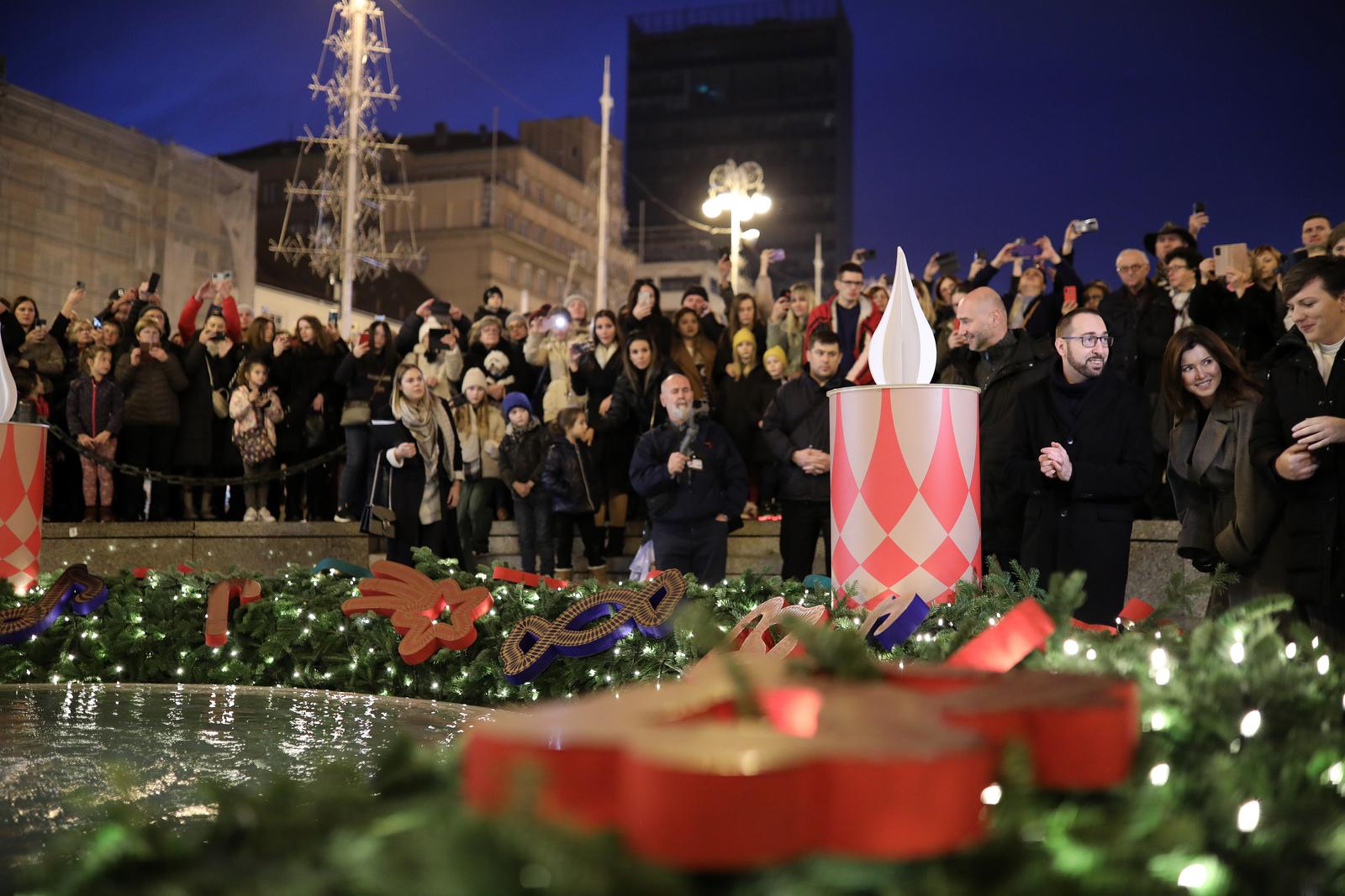 Paljenje prve adventske svijeće kod Manduševca u sklopu otvorenja Adventa u Zagrebu