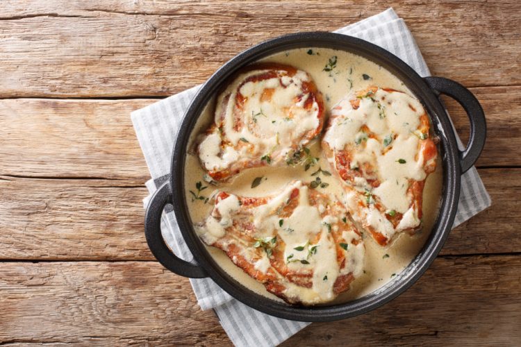 šnicle, zapečeno meso, umak od sira, vrhnje, vrhnju, meso, obrok.