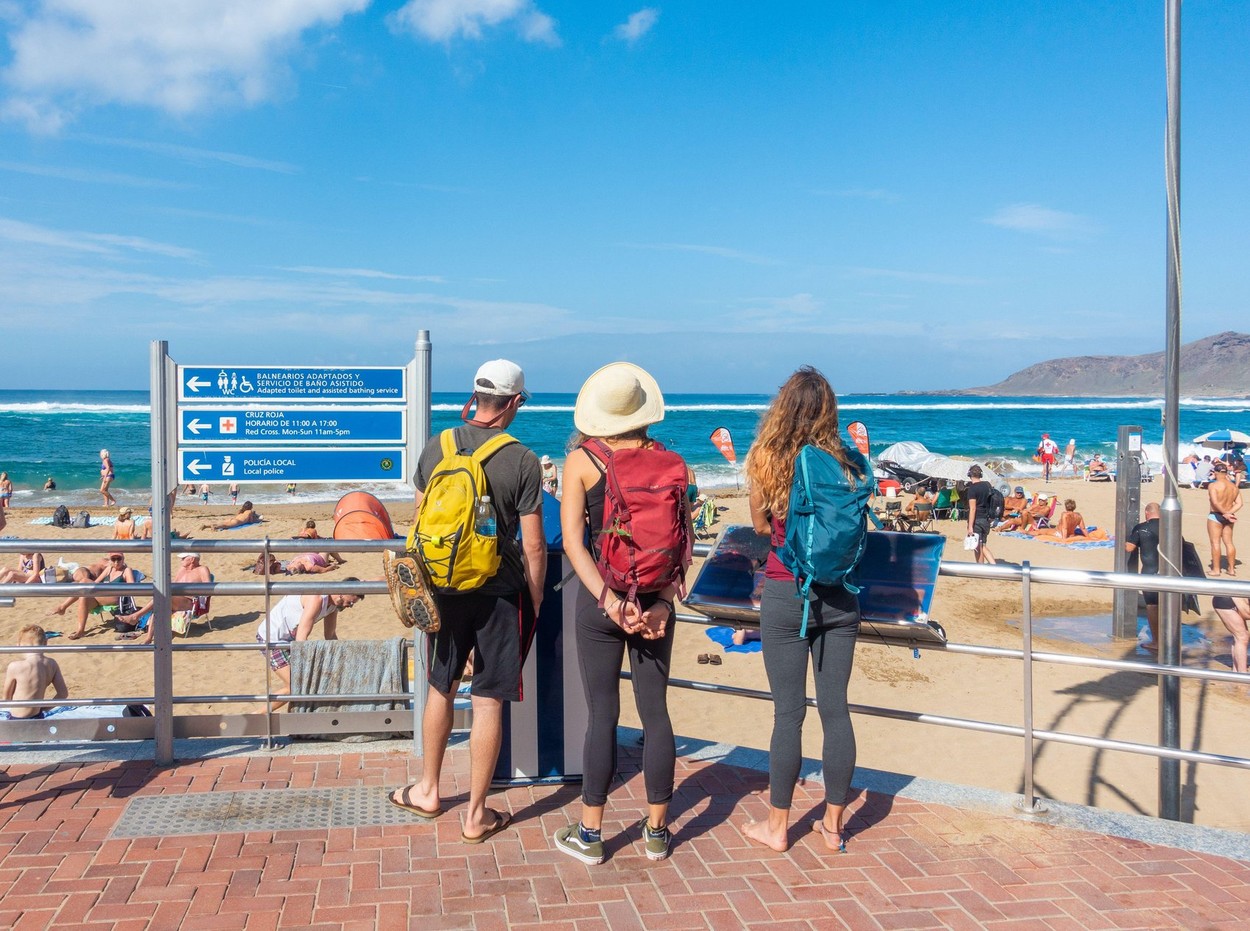 Las Palmas, Gran Canaria, Canary Islands, Spain. 24th November 2022. Tourists, many from the UK, basking in glorious sunshine on the city beach in Las Palmas on Gran Canaria. Credit: Alan Dawson/Alamy Live News