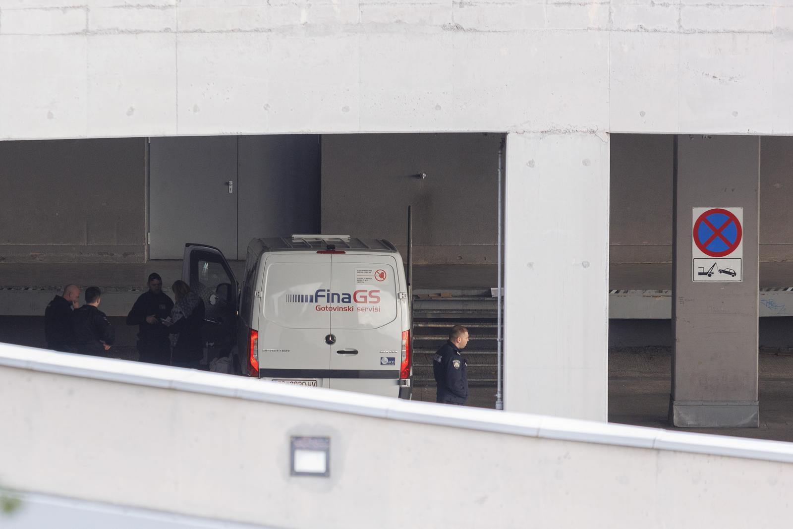 fina, kombi, pljačka, policija