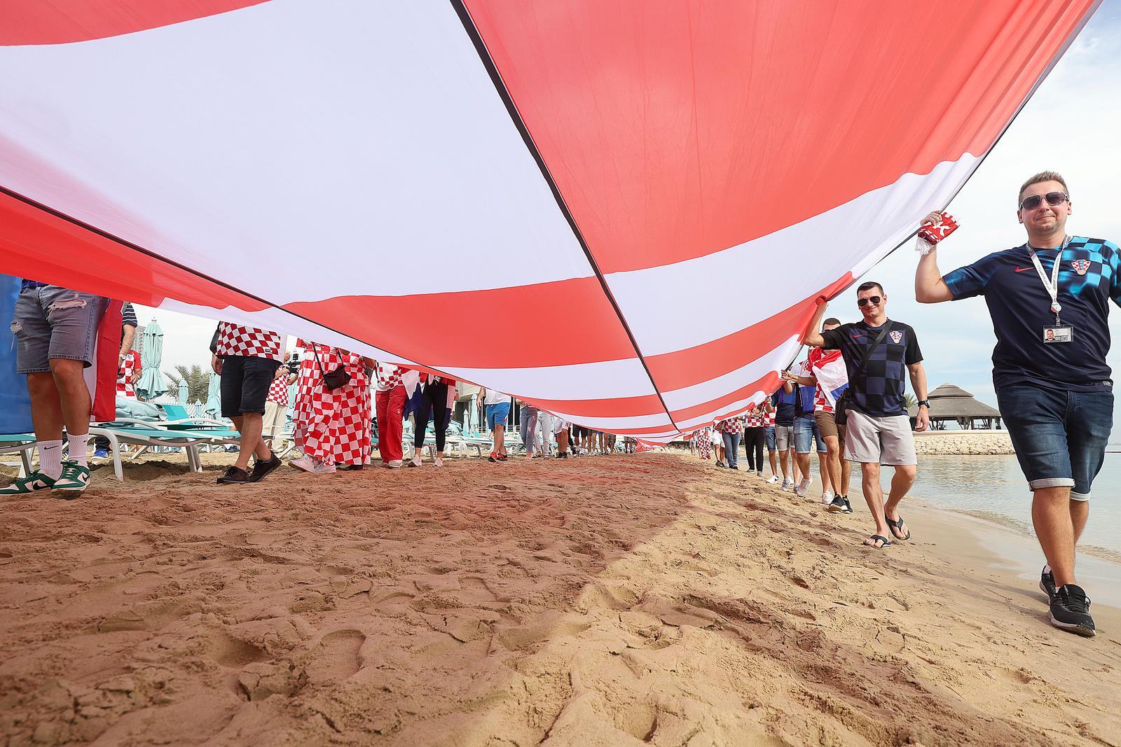 KATAR 2022: Hrvatski navija?i razvili su zastavu duga?ku 200 metara na plai ispred hotela Hilton Doha