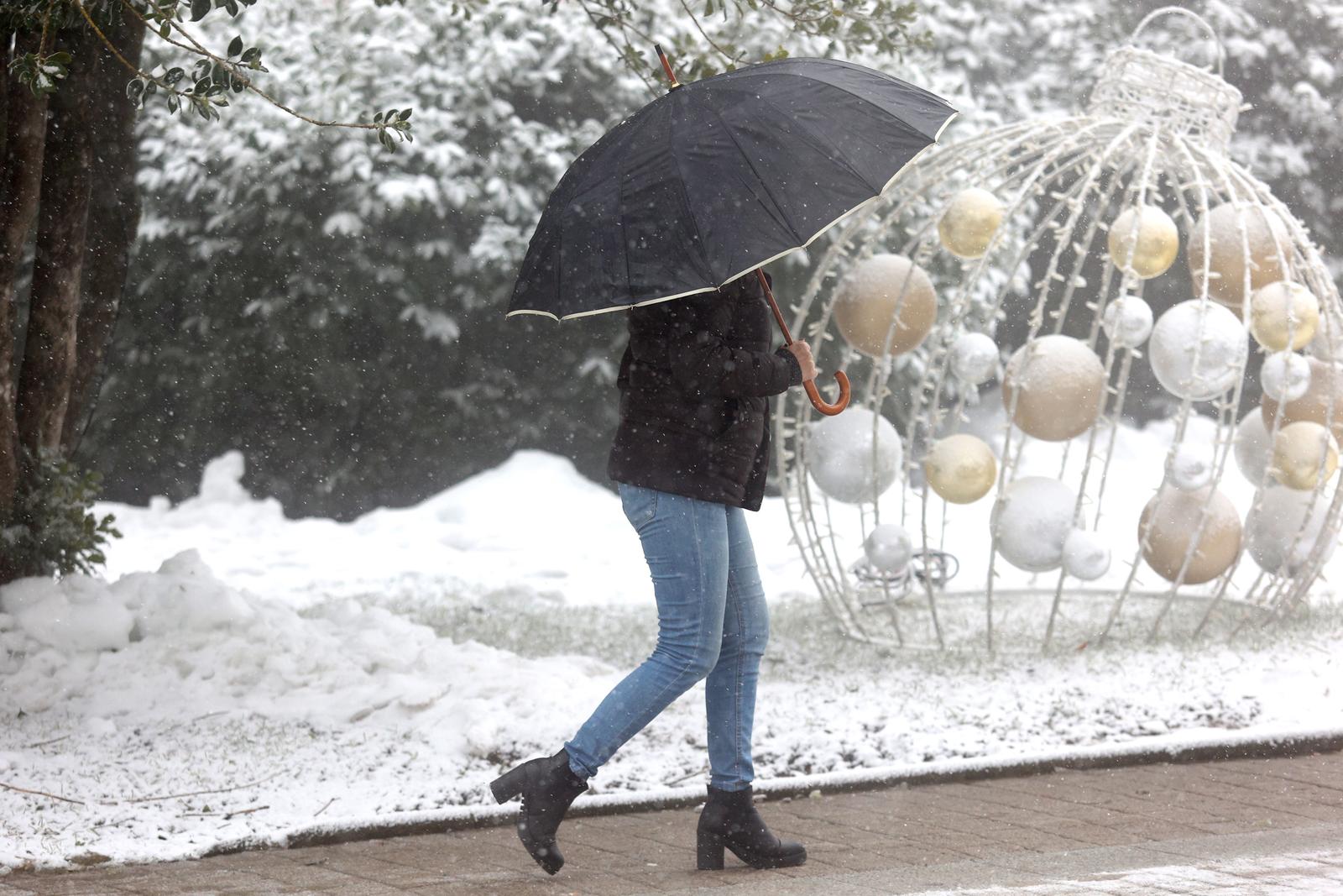 U Gorskom Kotaru počeo je padati snjieg