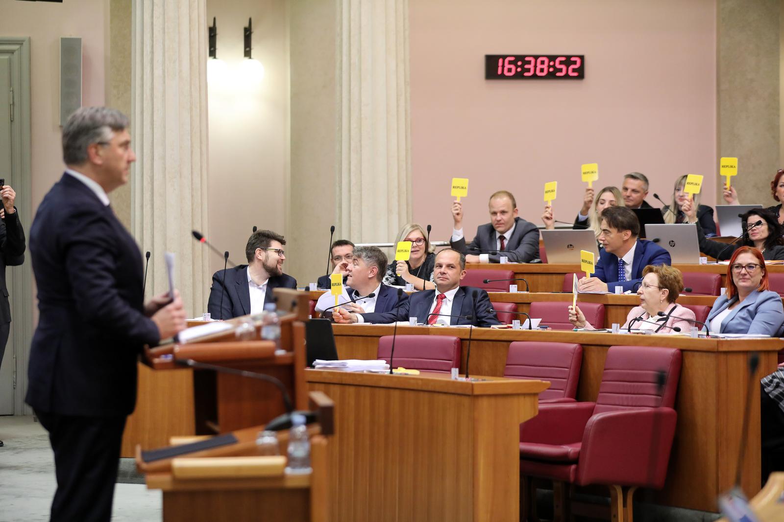 Zagreb: Svi zastupnici digli su tablice replike kada je premijer stao za govornicu
