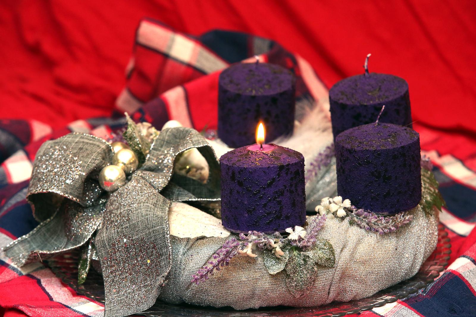 Paljenje prve advetske svijeće