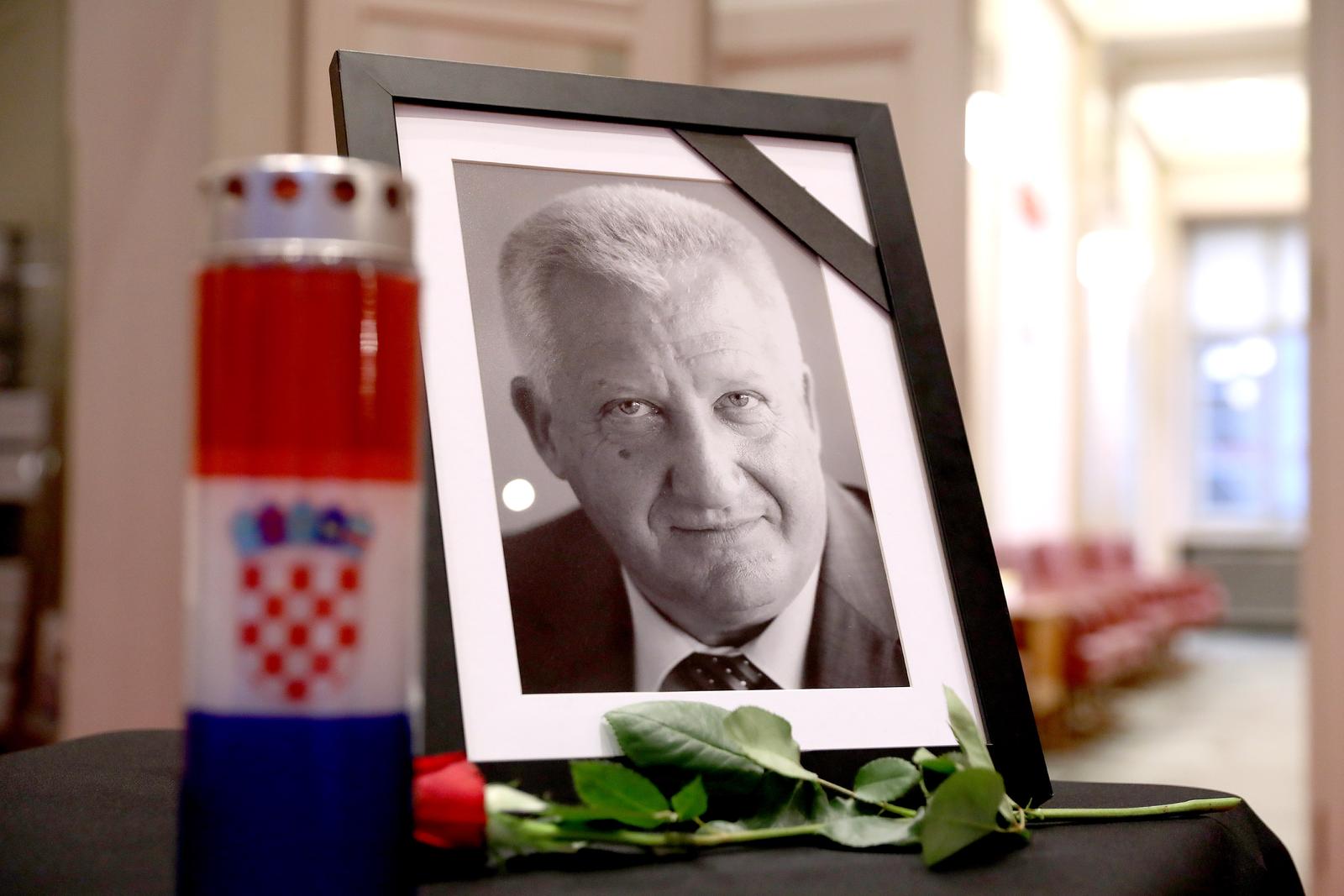 Zagreb: Otvorena knjiga žalosti povodom smrti generala Pavla Miljavca