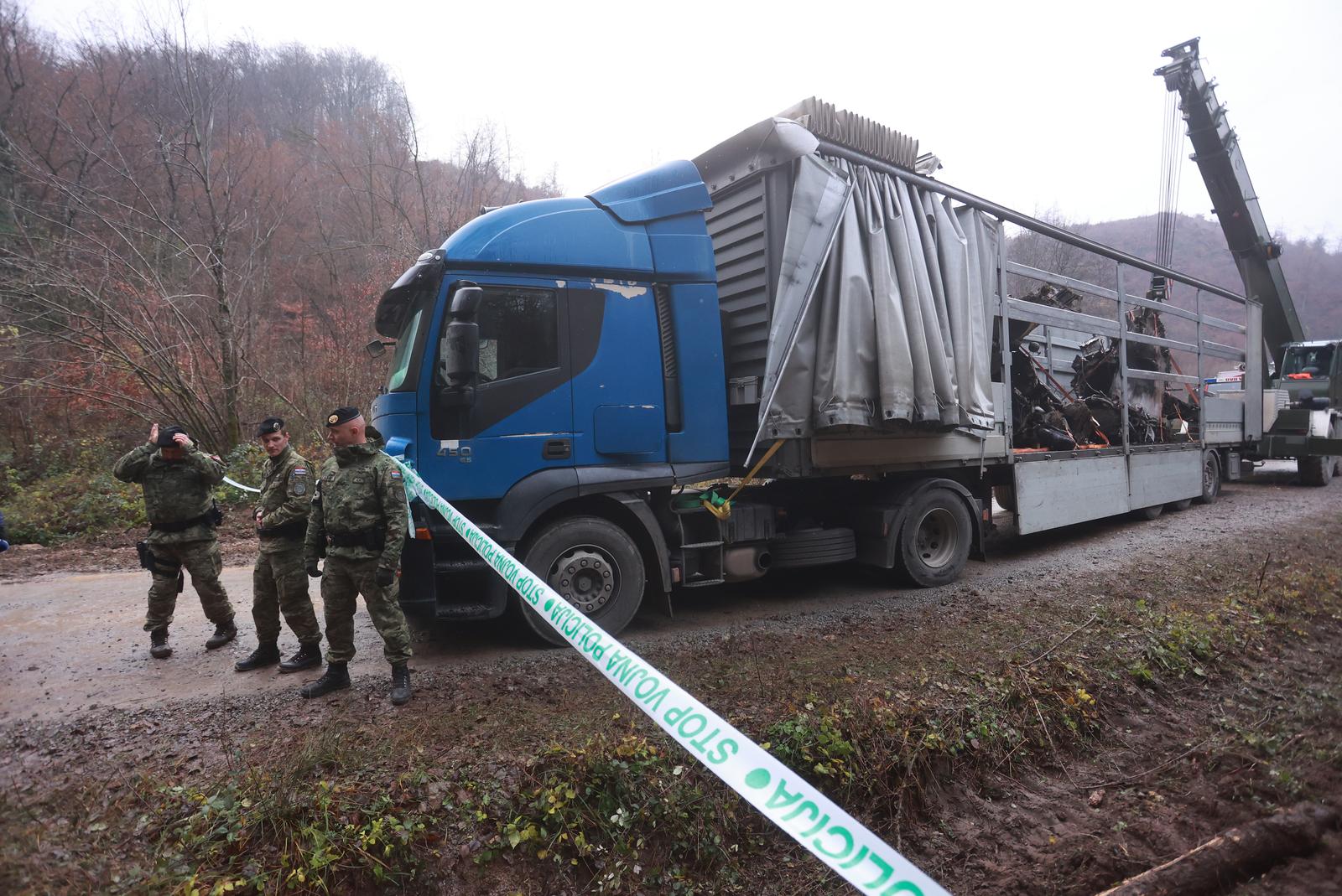 Kamionom dovezeni ostaci zrakoplova MiG-21 koji se srušio nedaleko Voćina