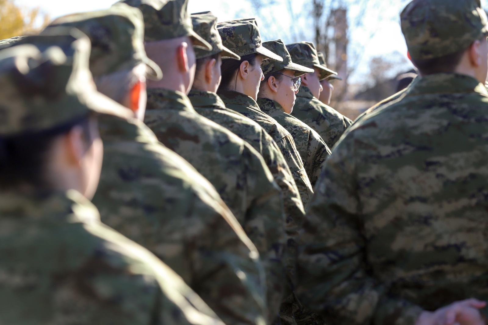 Gašinci: Ministar Banožić uručio prve ugovore o djelatnoj vojnoj službi novim pripadnicima HV-a