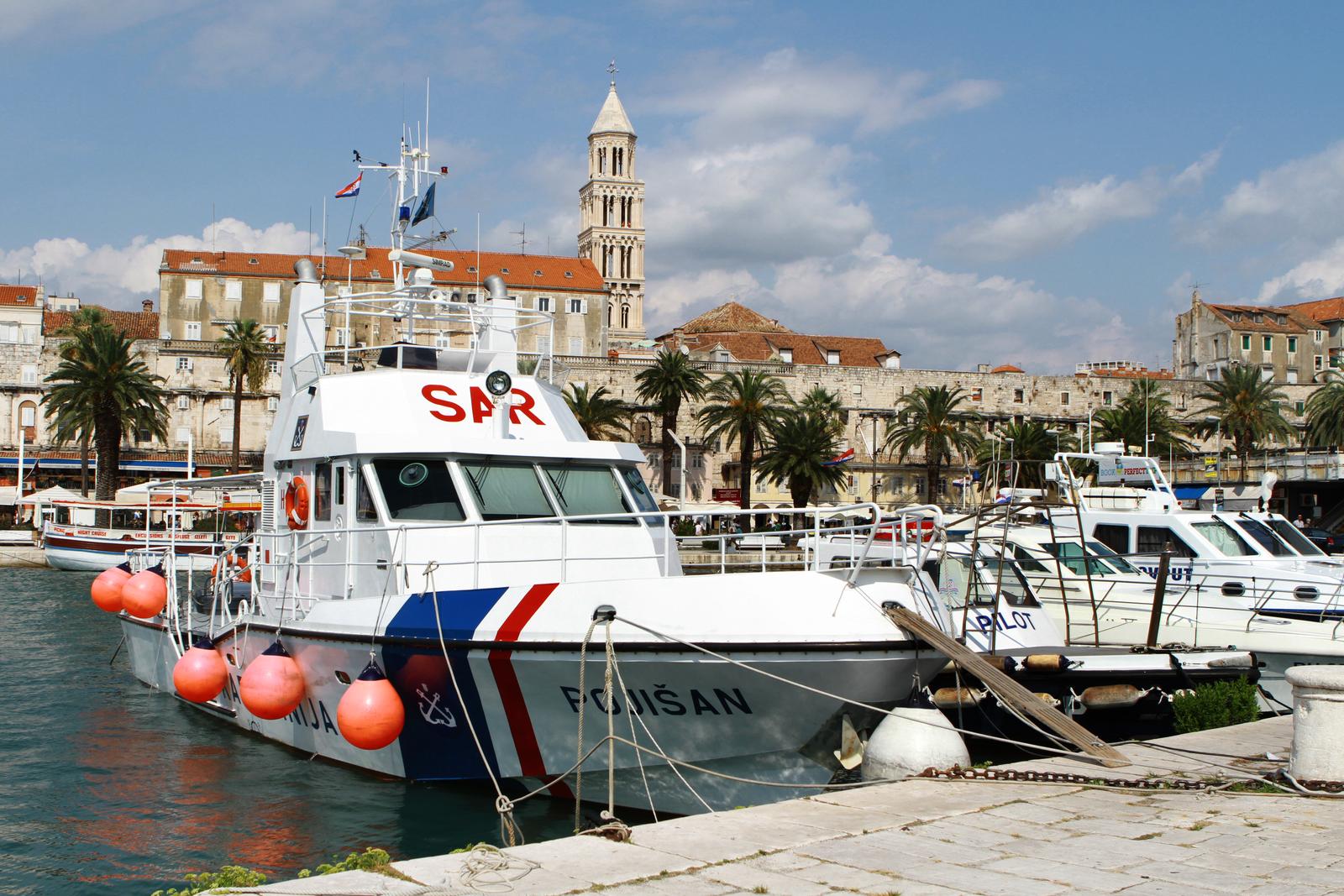 Brod lu?ke kapetanije privezan u Splitu