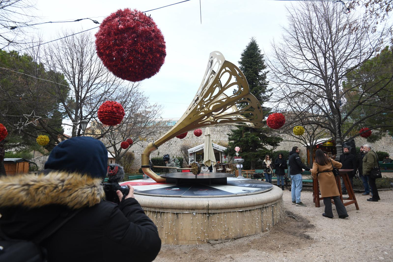 Šibenik: Postavljena skulptura gramofona u perivoju Roberta Visianija