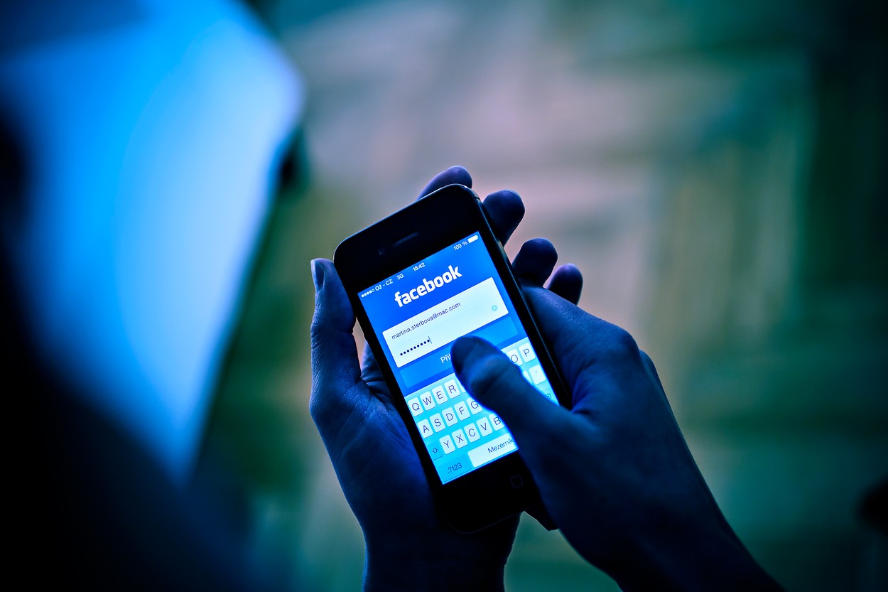 Facebook, sociální síť, internet, anonymita, obrazovka, iPhone, telefon, mobil, notebook, screen, logo, znak, symbol, logování