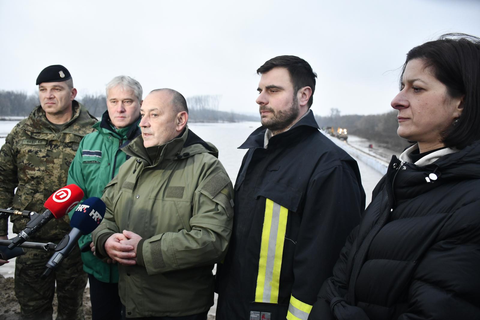 Tomo Medved obišao je lokalitet Krnica na kojem pripadnici HV-a i drugih službi rade na učvršćivanju kupskog nasipa