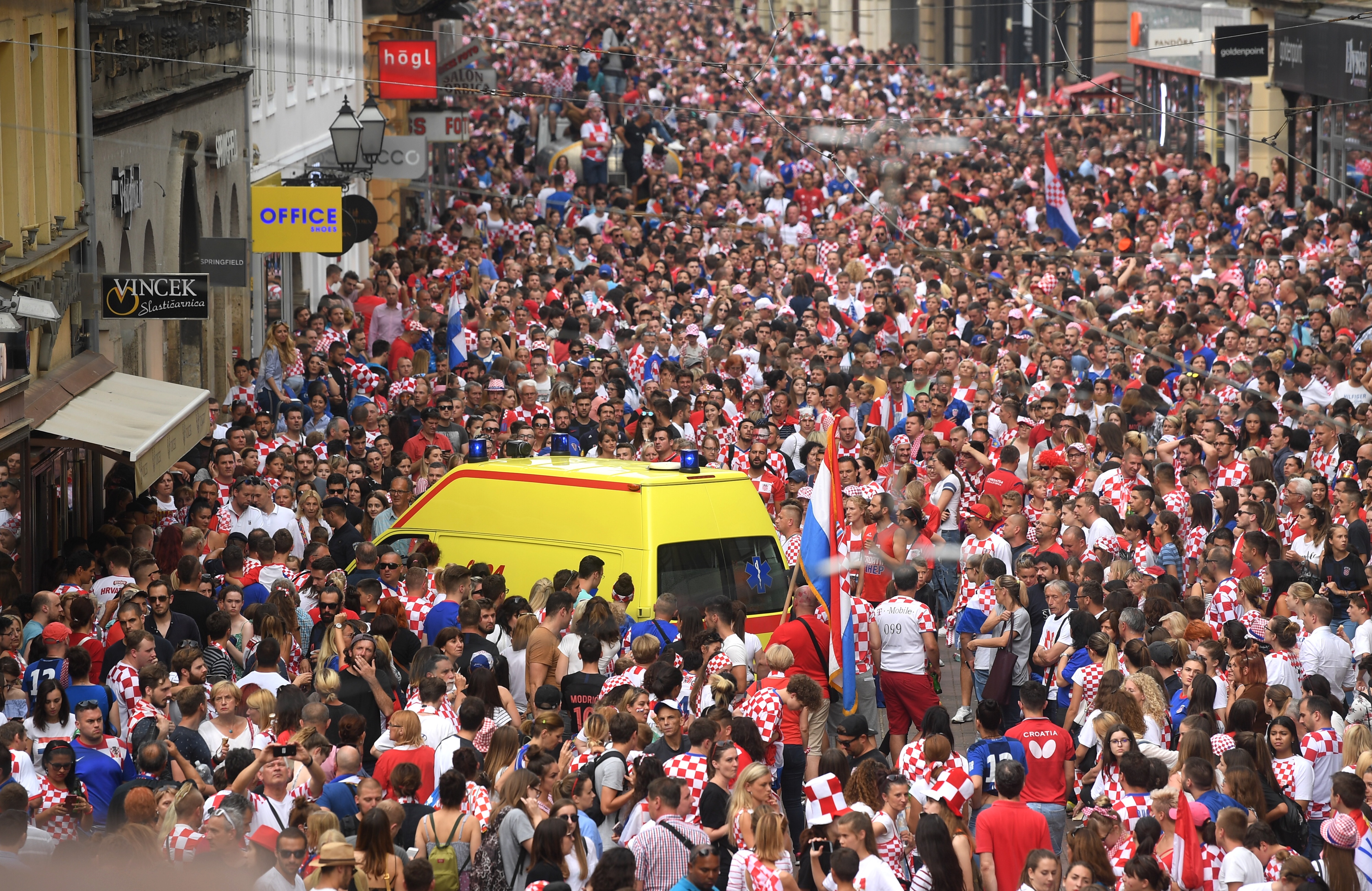 Zagreb, doček Vatrenih, doček nogometara, hitna pomoć