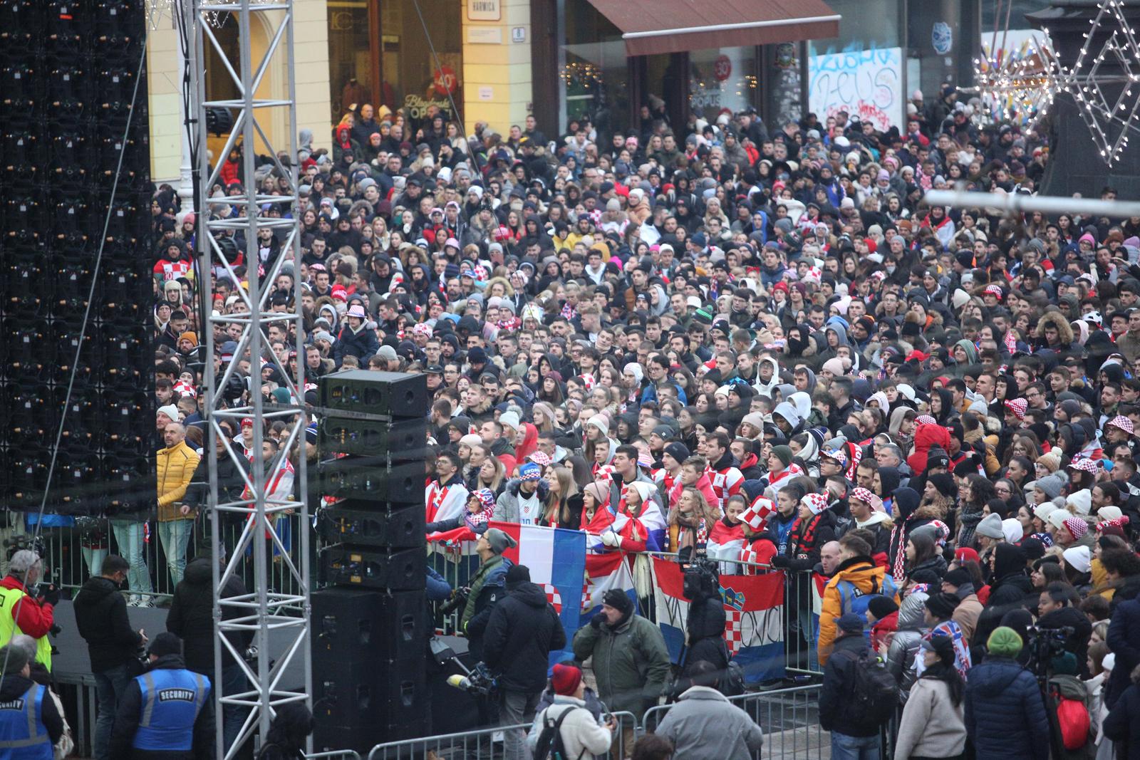 Zagreb: Navijači gledaju utakmicu između Hrvatske i Maroka na Trgu bana Josipa Jelačića