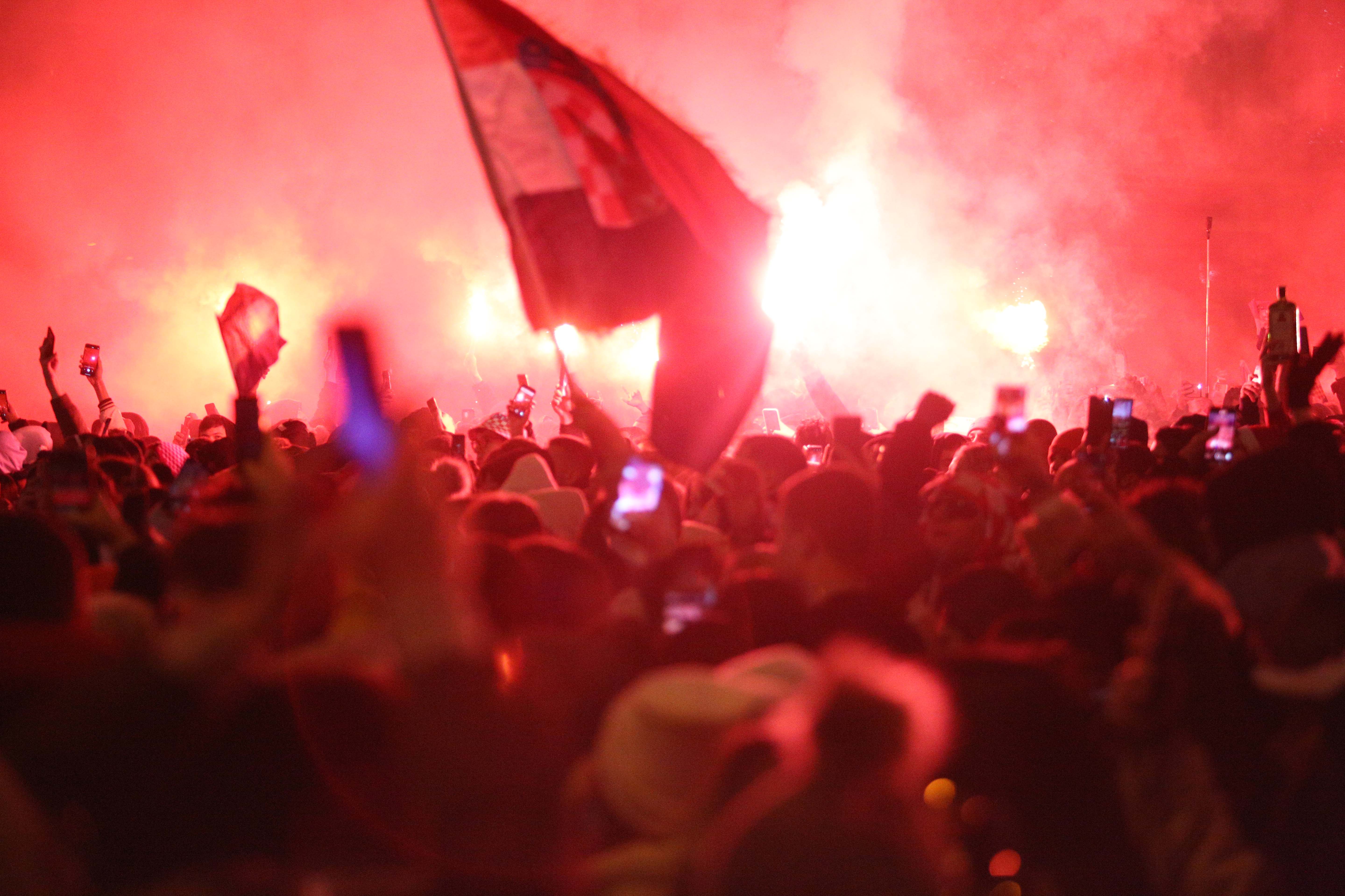 Zagreb: Slavlje i bakljada na trgu nakon spektakularnog gola Mislava Oršića za vodstvo Hrvatske