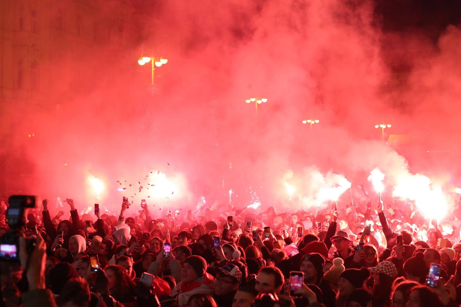 Zagreb: Slavlje i bakljada na trgu nakon spektakularnog gola Mislava Oršića za vodstvo Hrvatske