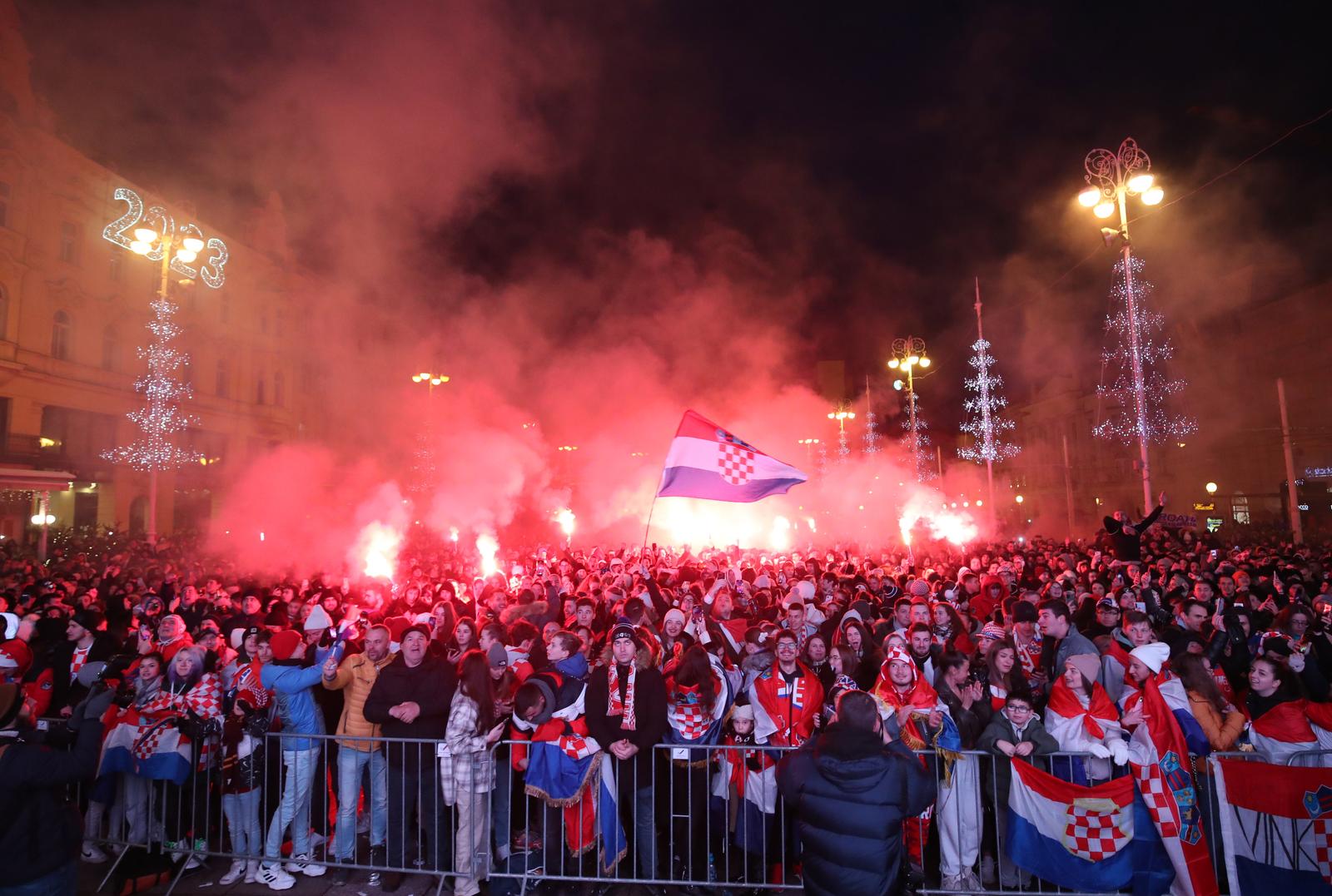 Zagreb: Slavlje i bakljada na trgu nakon spektakularnog gola Mislava Oršića za vodstvo Hrvatske