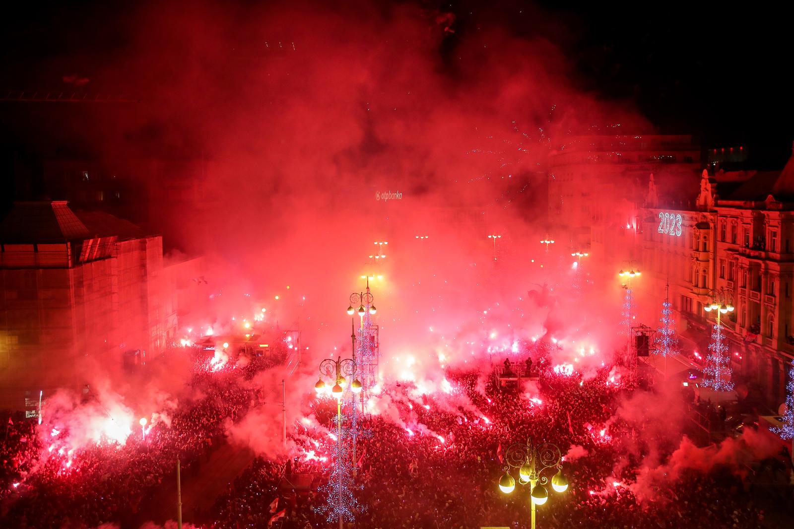 Prava ludnica vlada na Jela?i?evom trgu, Vatreni krenuli prema Trgu