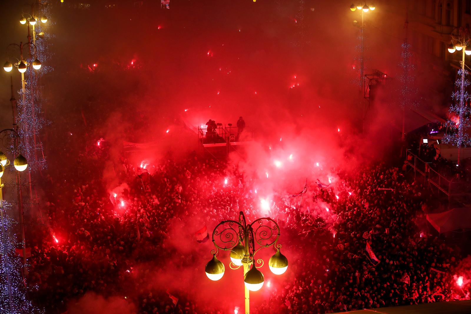 Prava ludnica vlada na Jelačićevom trgu, Vatreni krenuli prema Trgu