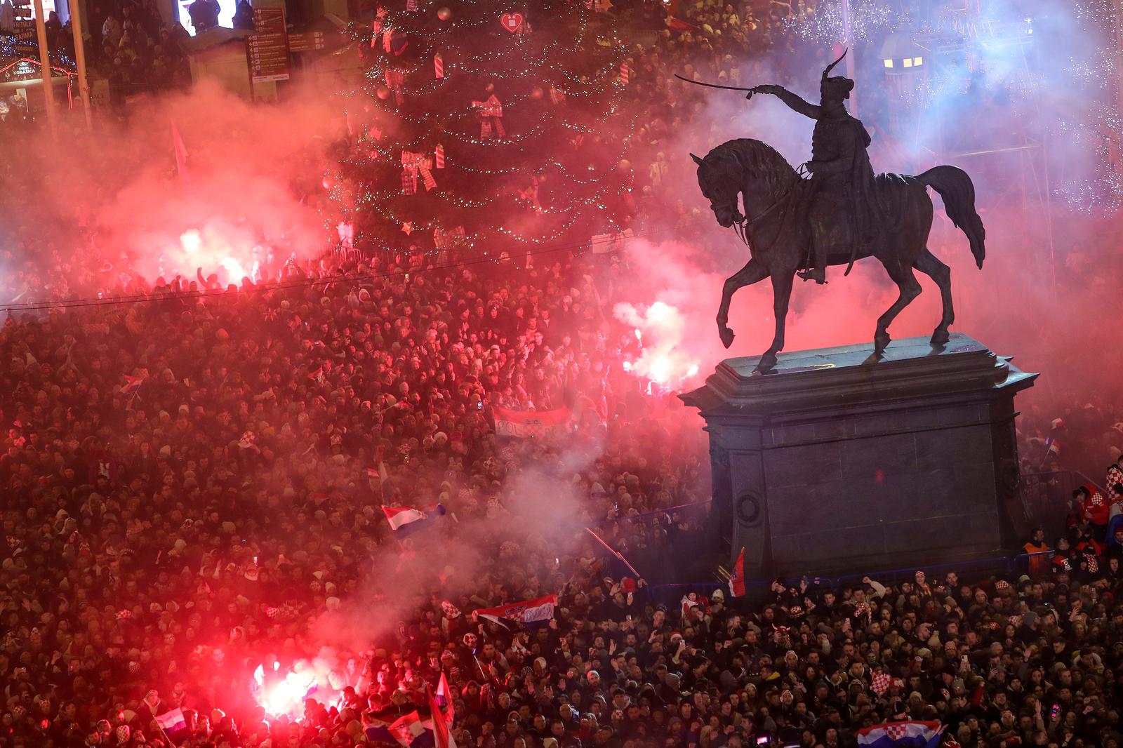 Prava ludnica vlada na Jelačićevom trgu, Vatreni krenuli prema Trgu