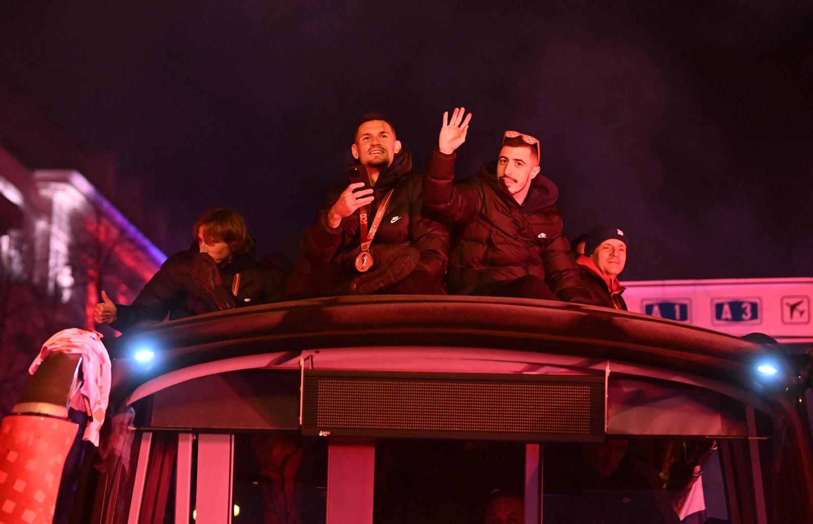 Nogometai s hrvatskom zastavom stiu na Trg