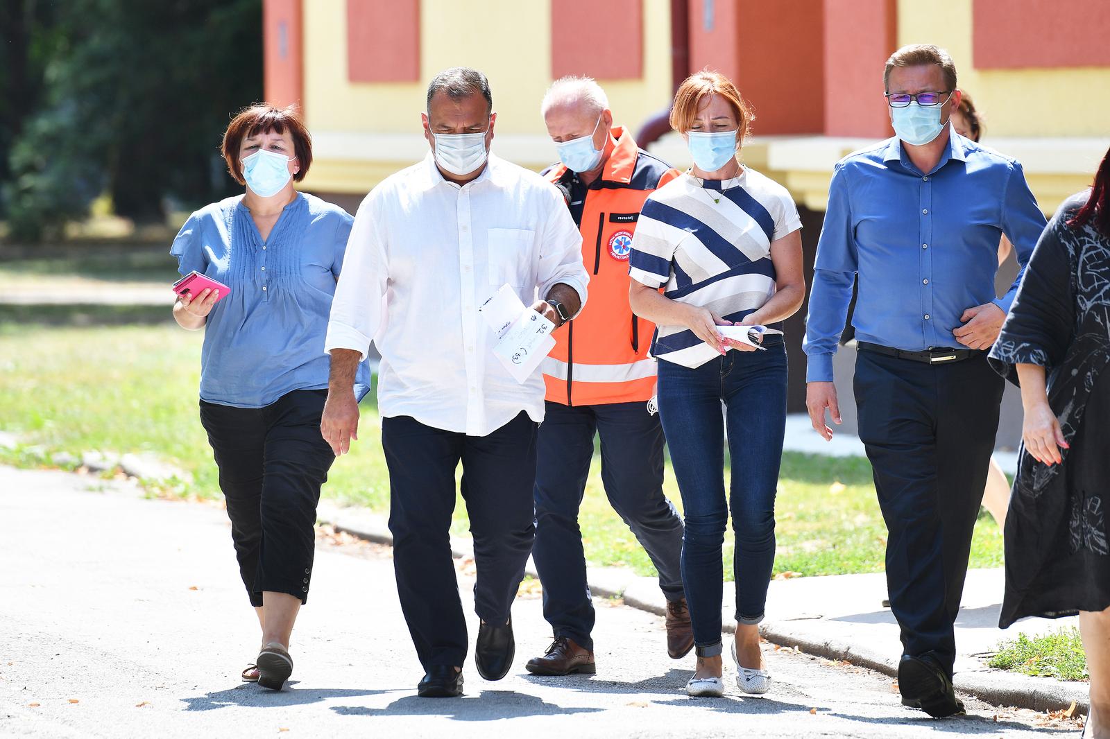 Ministar zdravstva Vili Beroš održao je konferenciju za medije ispred  varaždinske bolnice