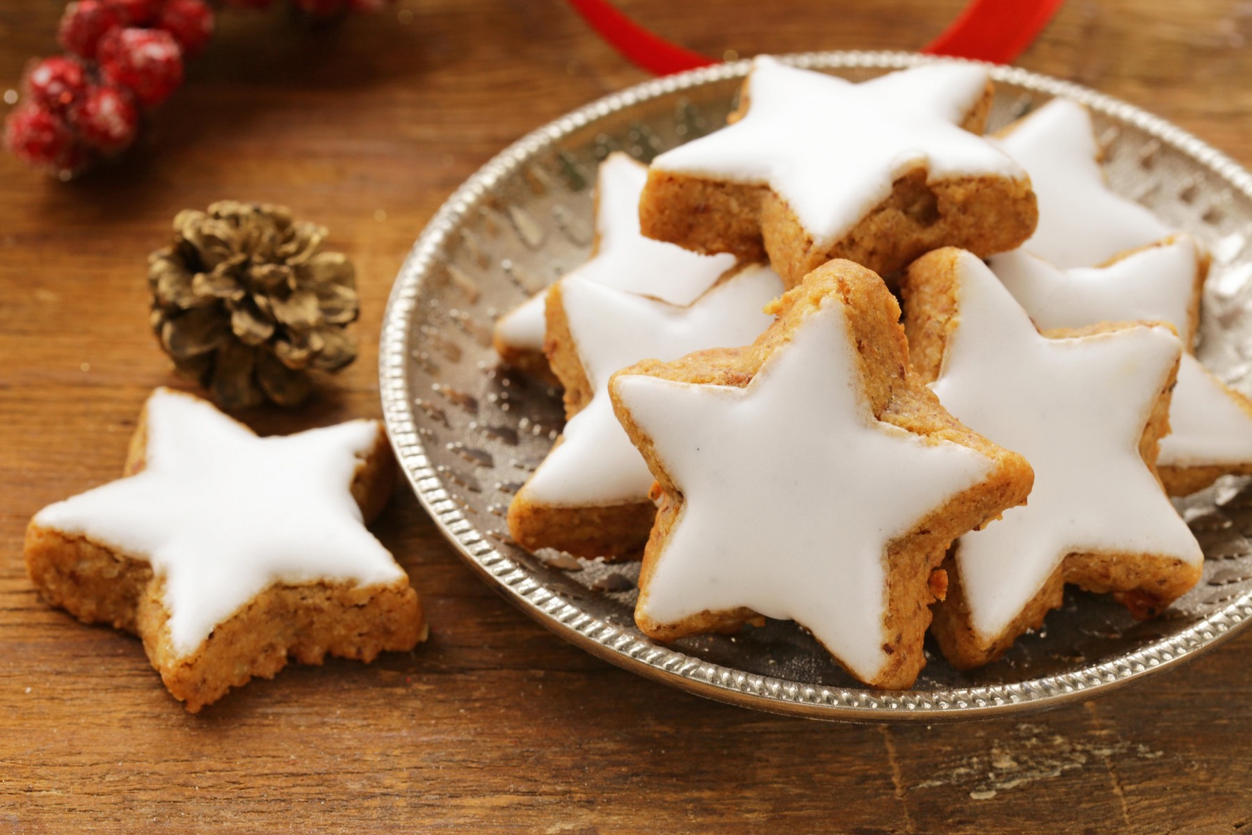 gingerbread cookies with white icing for Christmas dessert