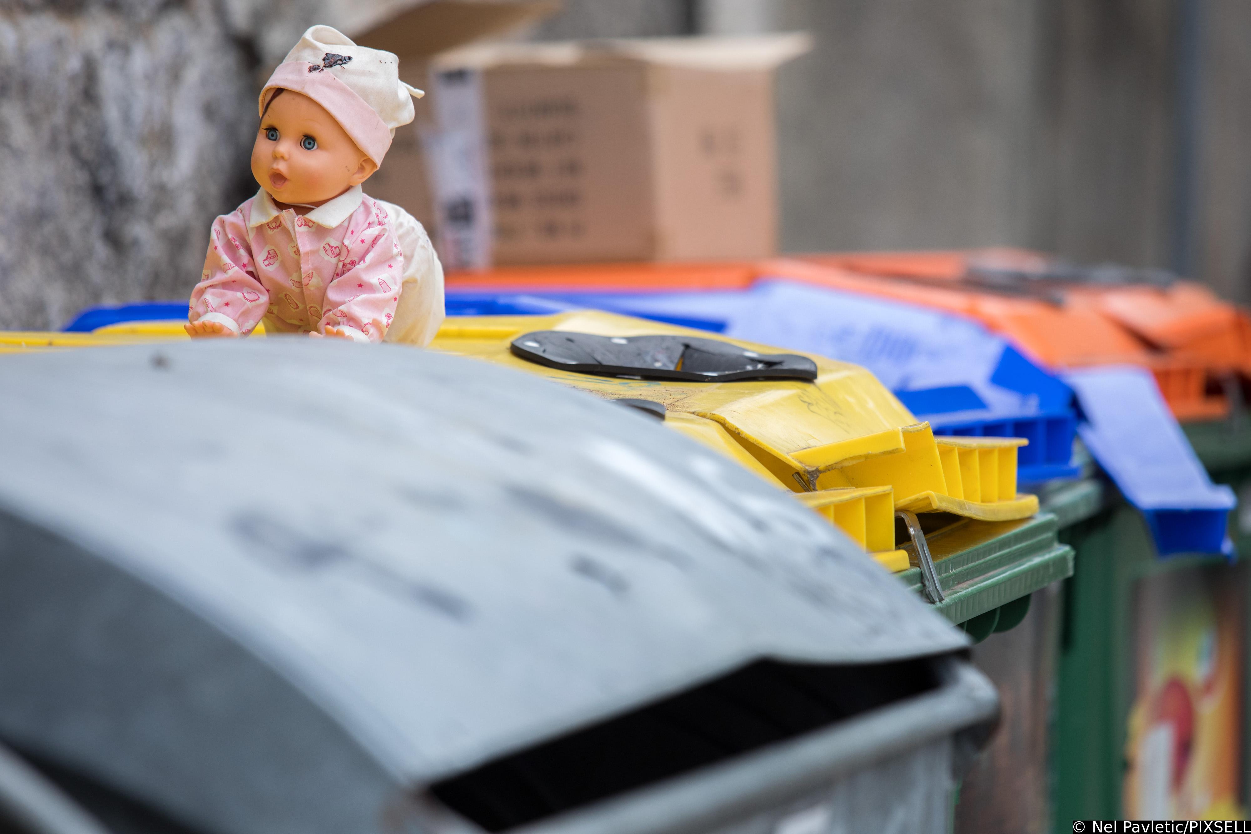 Rijeka: Ostavljena igračka bebe na kontejneru