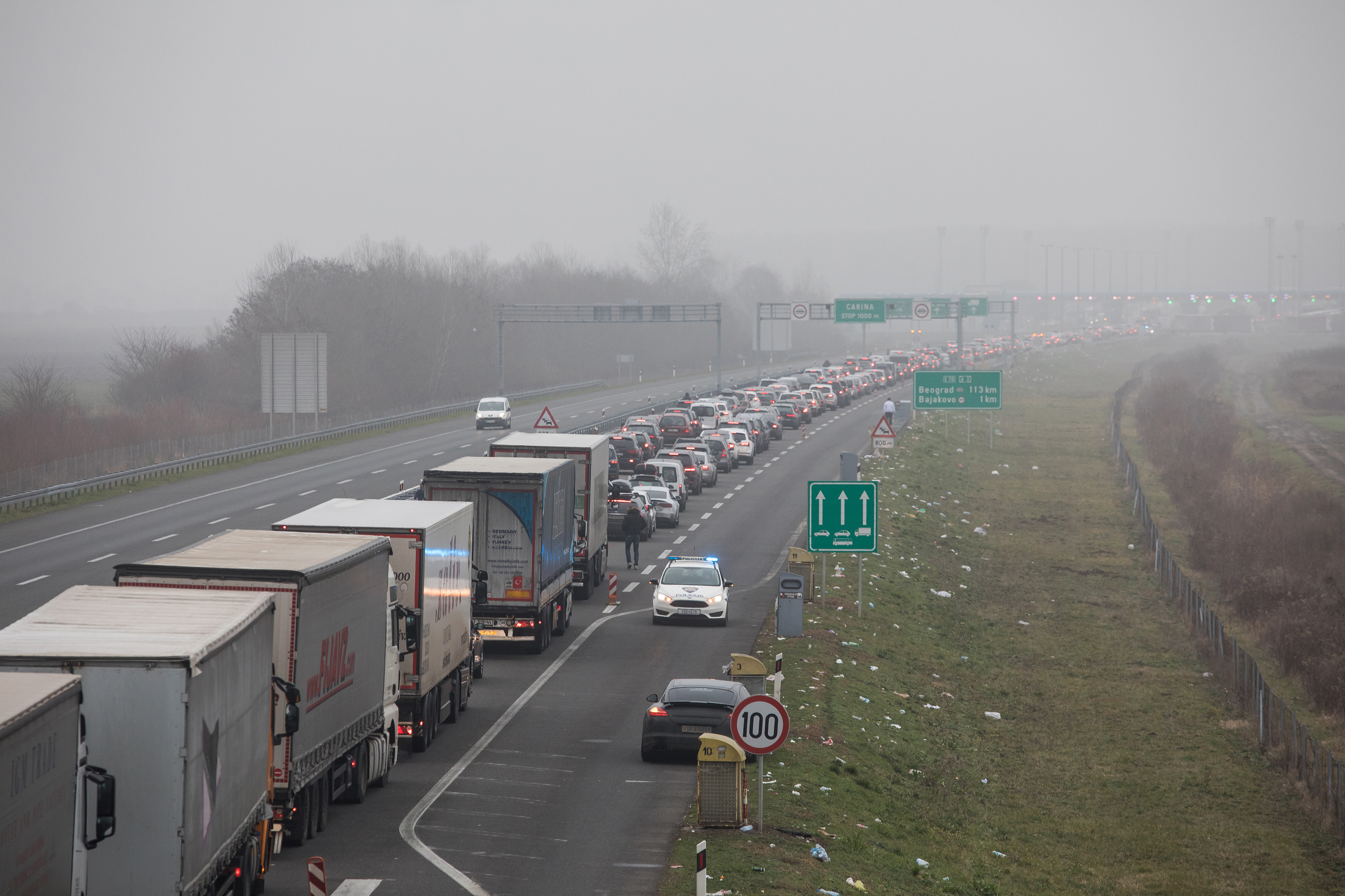Satima se čeka na graničnom prijelazu Bajakovo na izlazu iz zemlje prema Srbiji